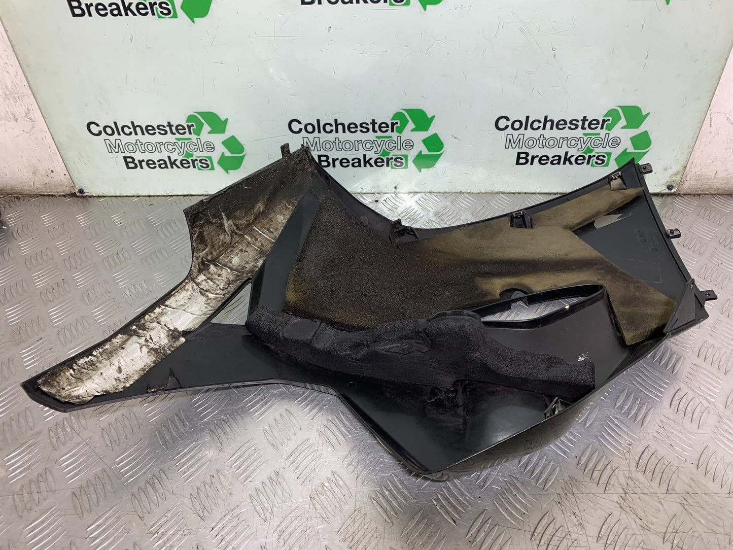 TRIUMPH 1050 SPRINT ST RIGHT SIDE FAIRING  2003-2011 (CMB1285)