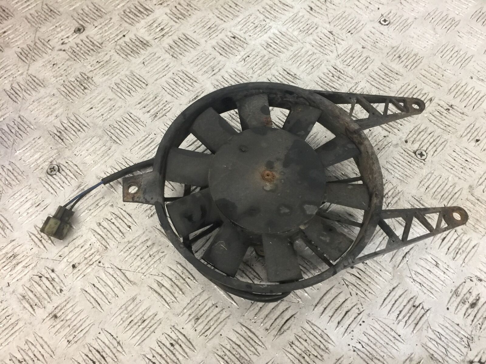 TRIUMPH 600 SPEED FOUR RADIATOR FAN YEAR 2002  (STOCK 756)