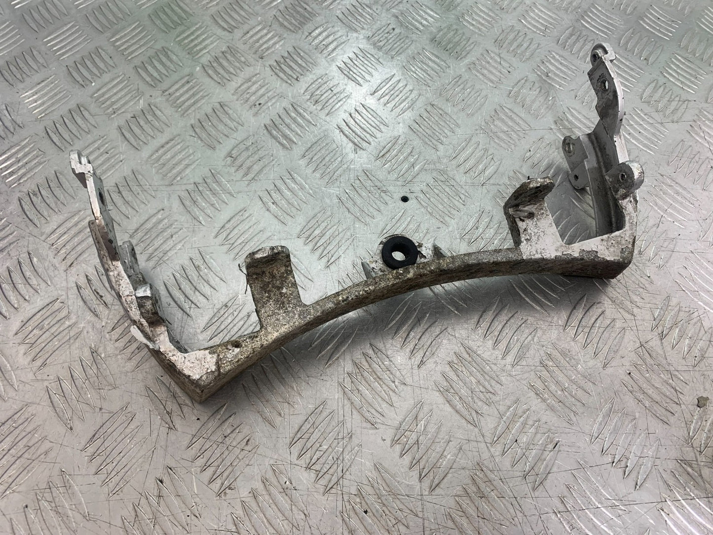 KAWASAKI GPZ600 GPZ 600 TOP FAIRING LOWER JOINER    YEAR 1988-90 (CMB1258)