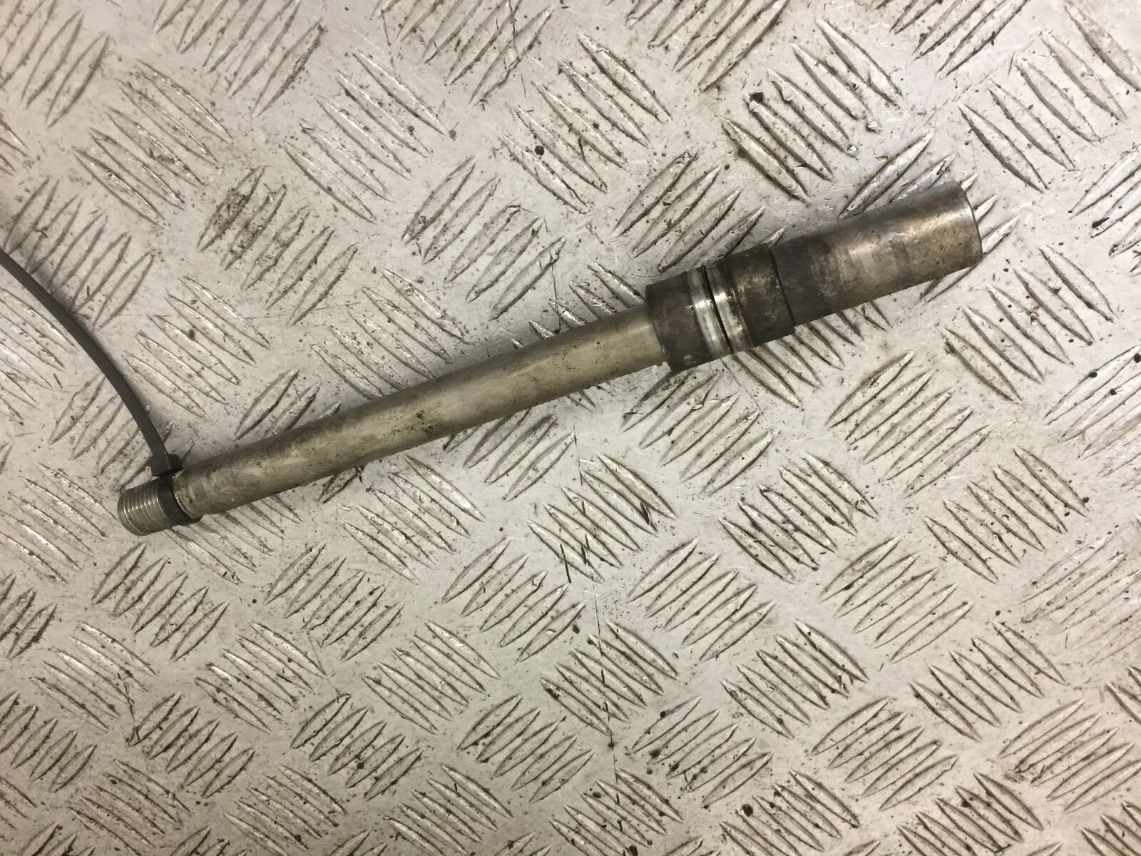 YAMAHA MT09 MT-09 FRONT WHEEL SPINDLE  YEAR 2018 (STOCK 906)