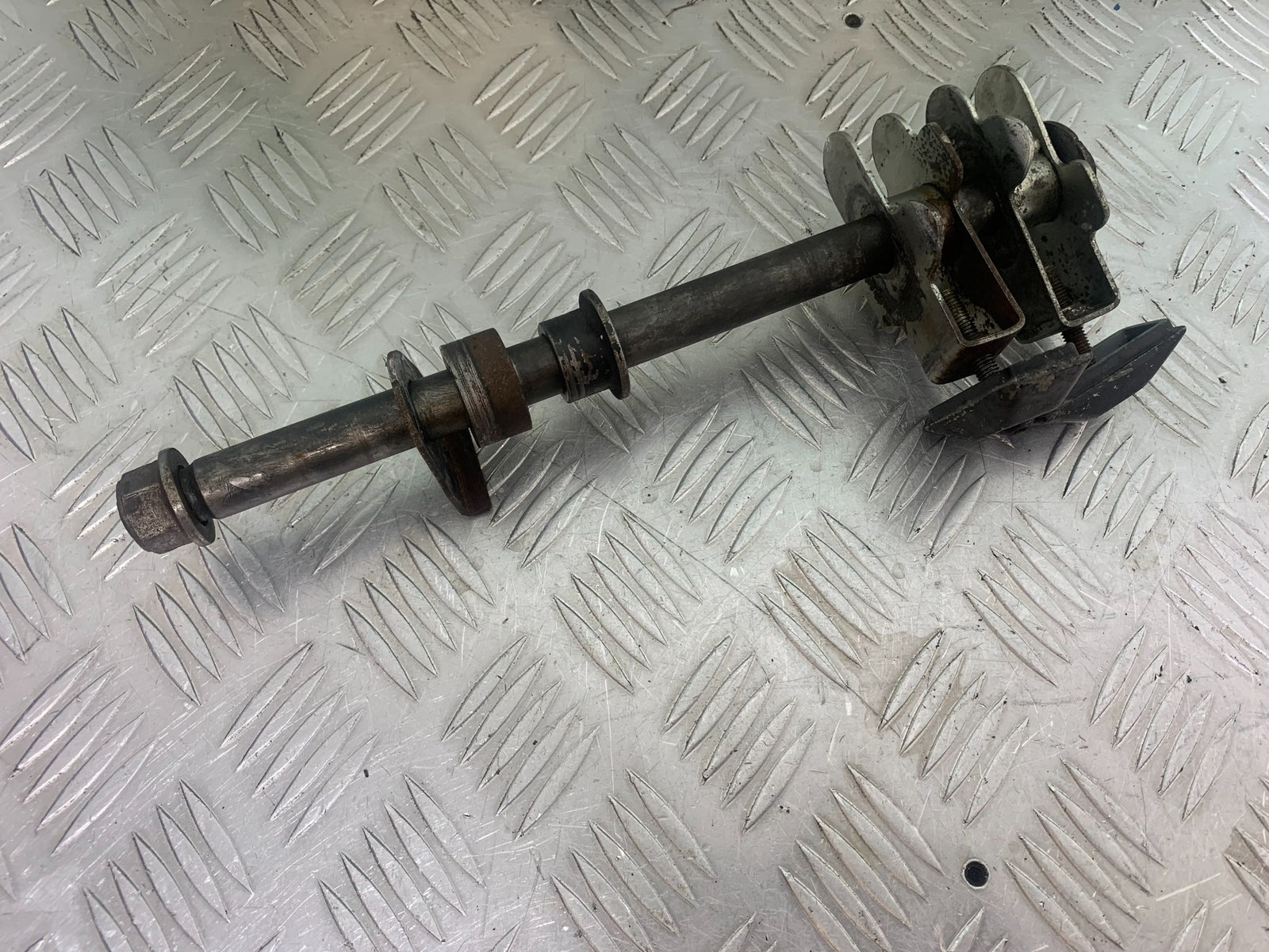 SUZUKI GSF650 GSF 650 REAR WHEEL SPINDLE   YEAR 2007-2009  (CMB1161)