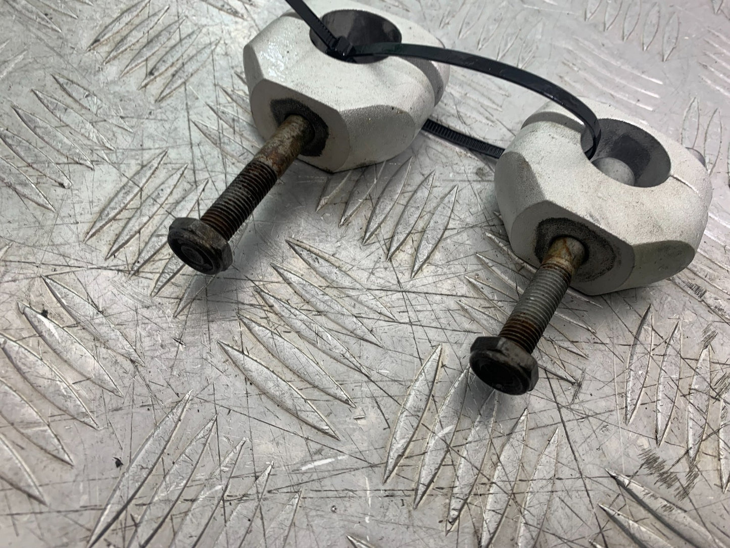 TRIUMPH 675 STREET TRIPLE R HANDLEBAR CLAMPS  YEAR 2013 - 2016 (CMB1221)