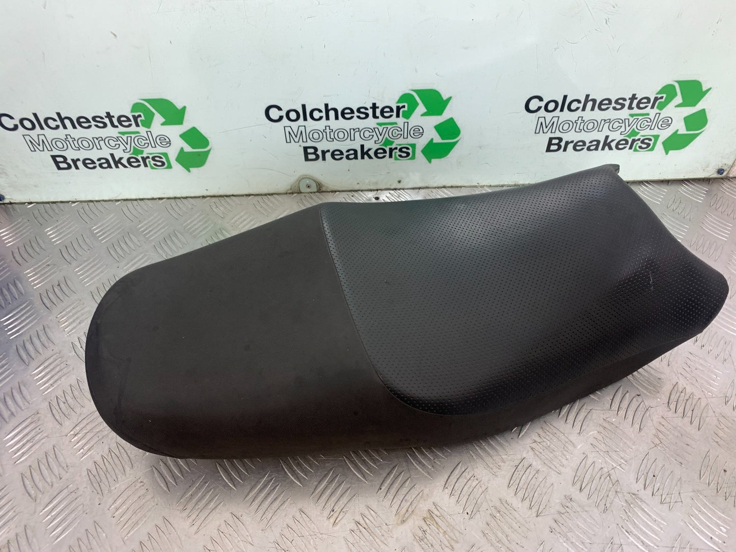 SUZUKI GSF1200 GSF 1200 BANDIT SEAT YEAR 2001-2004 (CMB1188)