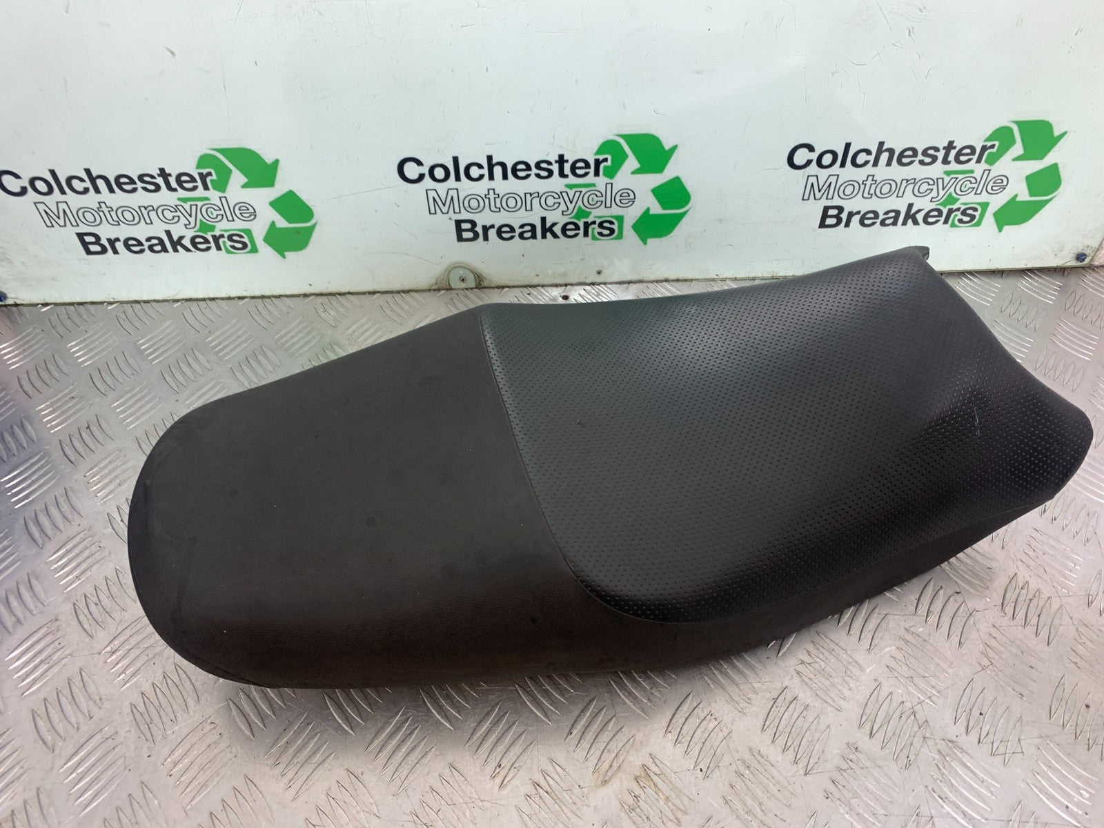 SUZUKI GSF1200 GSF 1200 BANDIT SEAT YEAR 2001-2004 (CMB1188)