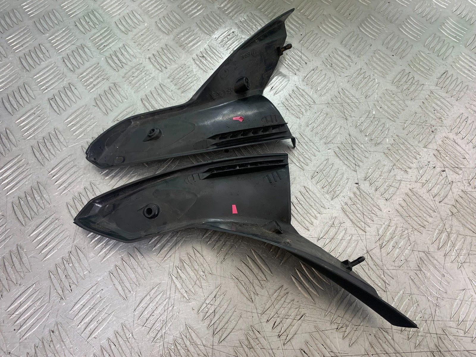 TRIUMPH 1050 SPRINT GT LEFT AND RIGHT TOP INFILLS    YEAR 2010-2016 (CMB1250)