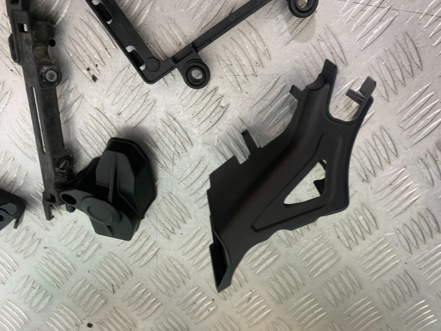 APRILIA TUONO 1000 V4R INFILL PANELS YEAR 2011-13  (CMB1331)