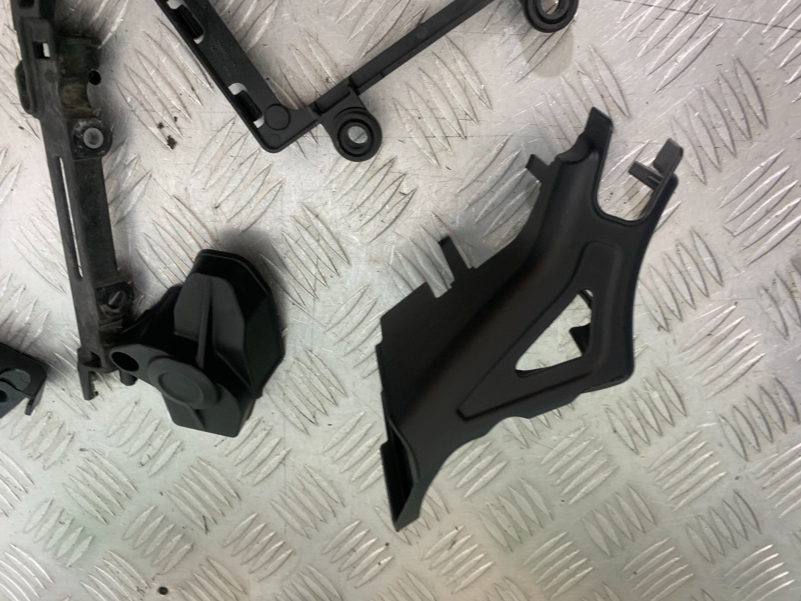 APRILIA TUONO 1000 V4R INFILL PANELS YEAR 2011-13  (CMB1331)