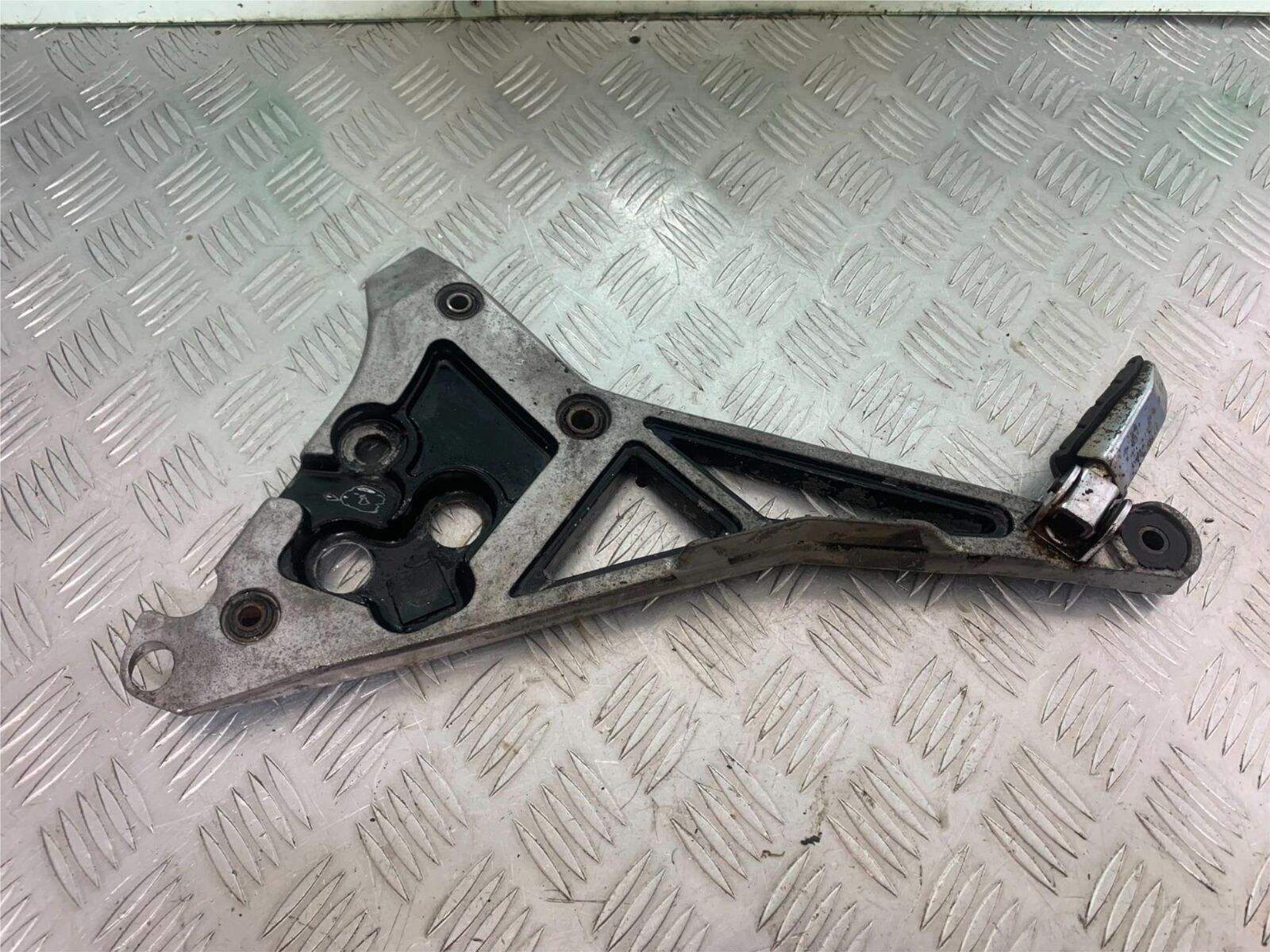 YAMAHA FJ1100 FJ 1100 LEFT HANGER   YEAR 1984-1985 (CMB1101)