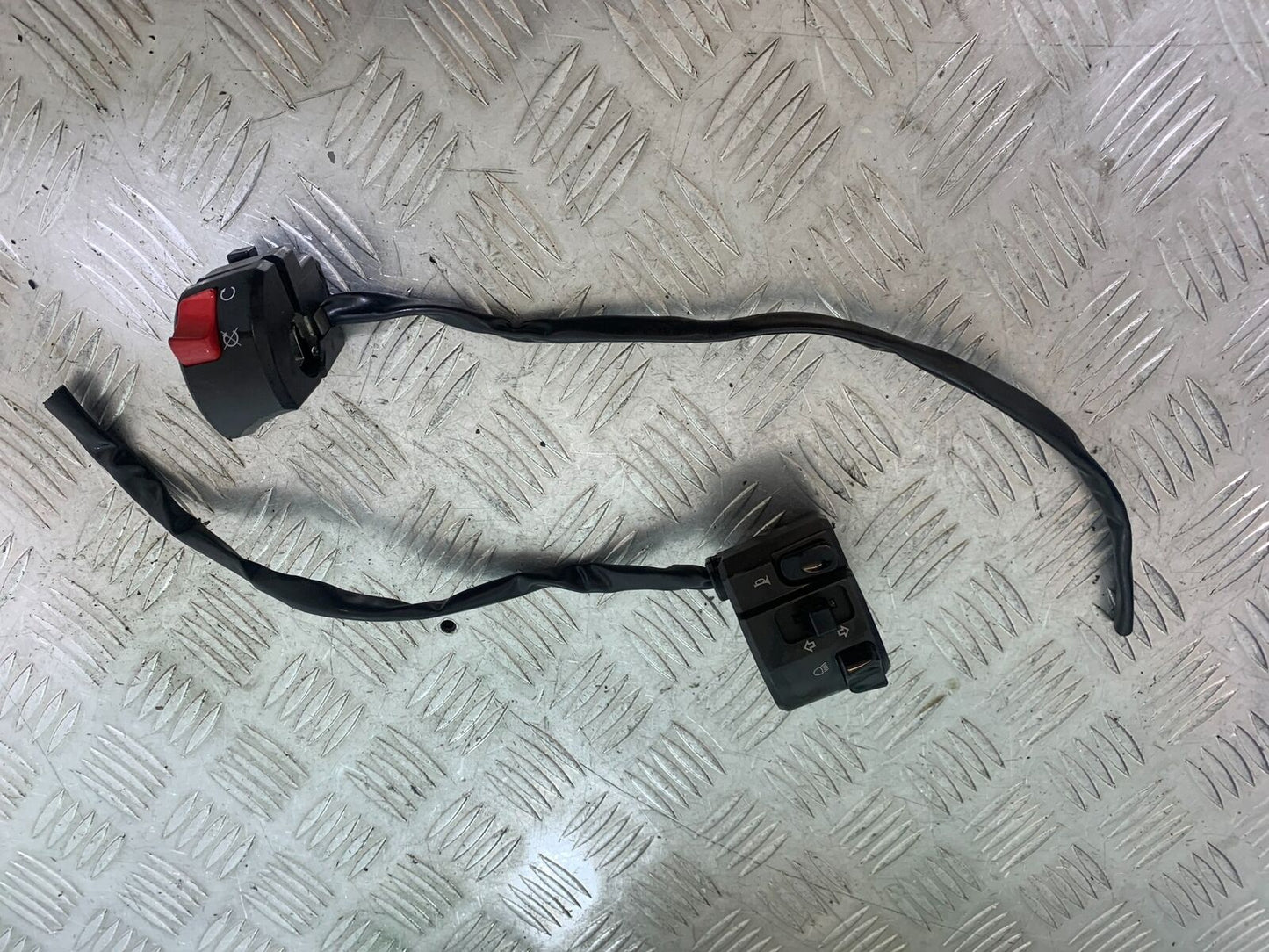 KTM 990 SUPERMOTO T LEFT AND RIGHT SWITCH GEARS   YEAR 2010-2011  (CMB1127)