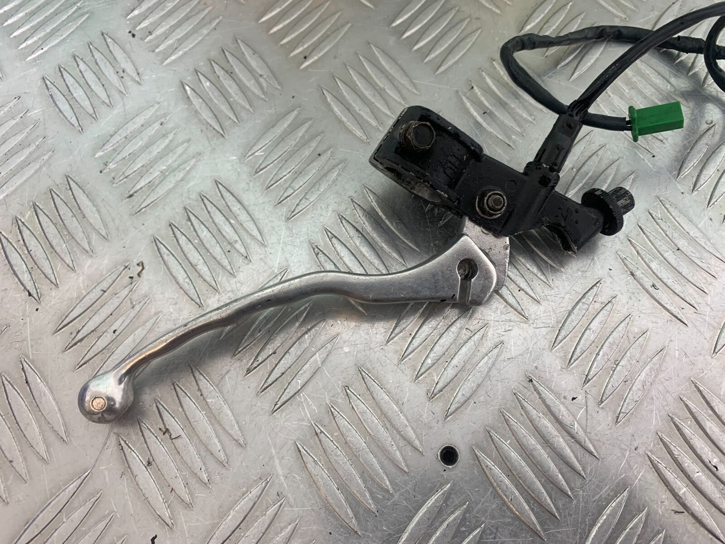 YAMAHA XV535 XV 535 VIRAGO CLUTCH LEVER AND BRACKET   YEAR 1994-02 (CMB1044)