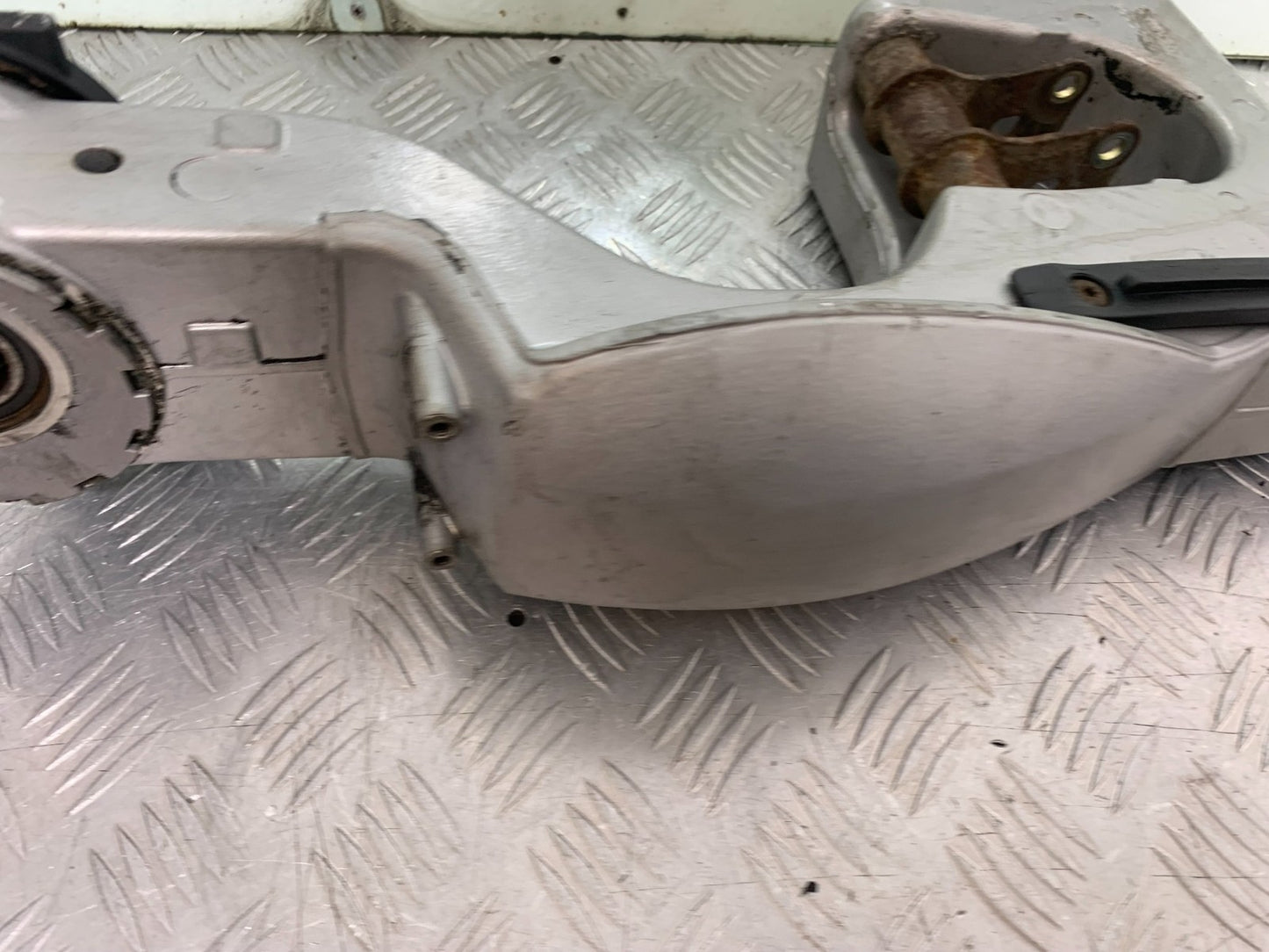 TRIUMPH 955i SPRINT ST SWINGARM YEAR 1999-04 (CMB1230)