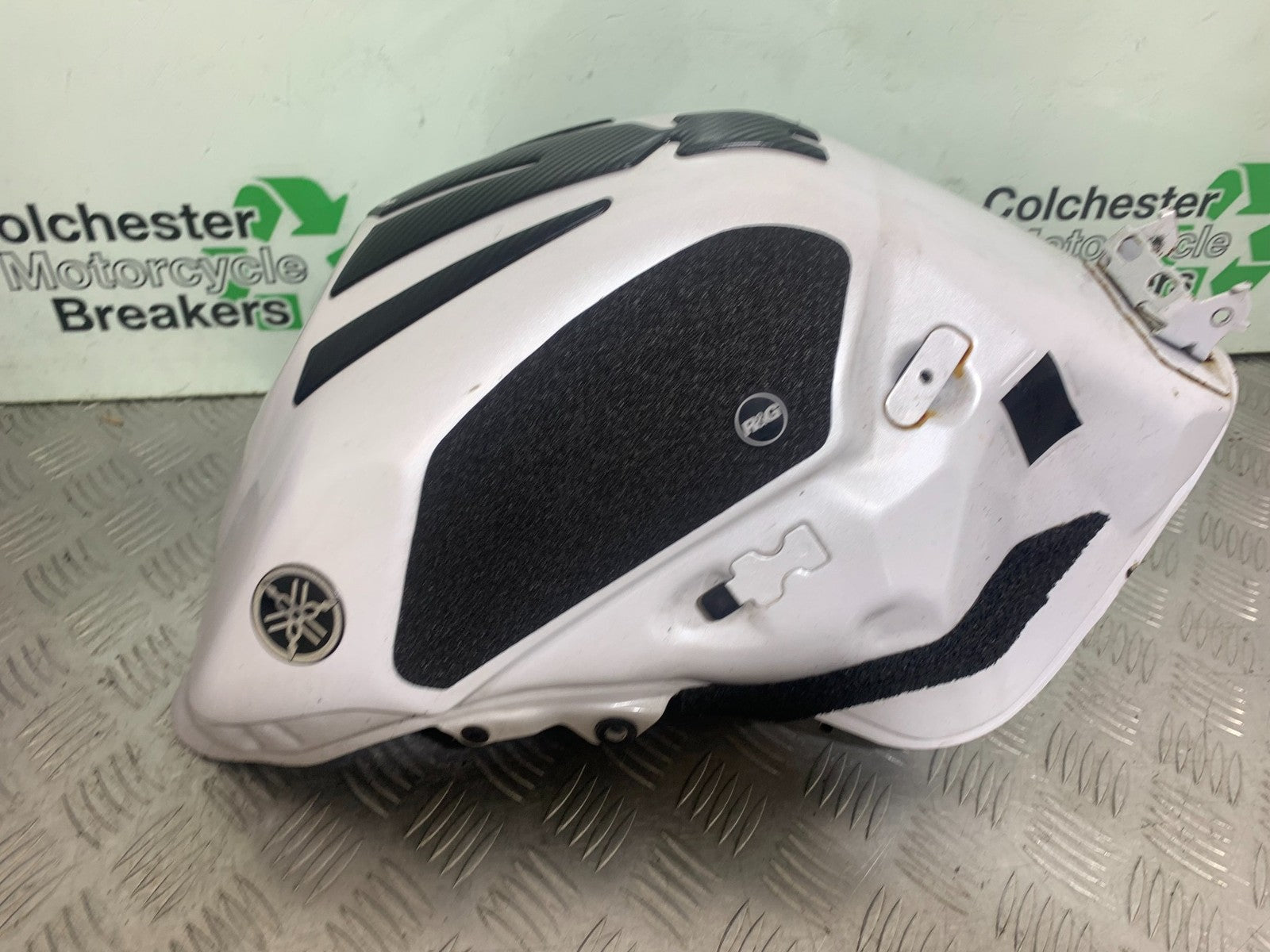 YAMAHA YZF R1 14 B BIG BANG PETROL TANK   2009-14 (CMB1175)