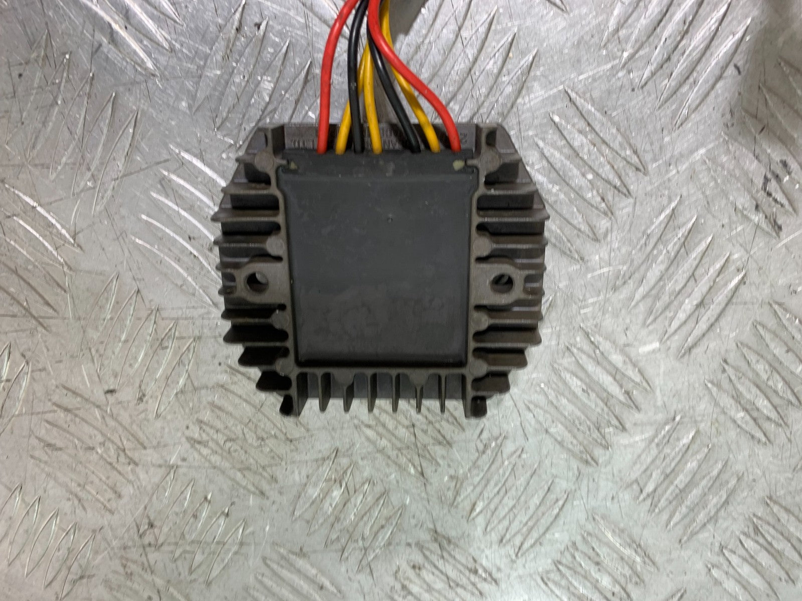 TRIUMPH 955I SPRINT RS REGULATOR YEAR 1999-03 (CMB1313)