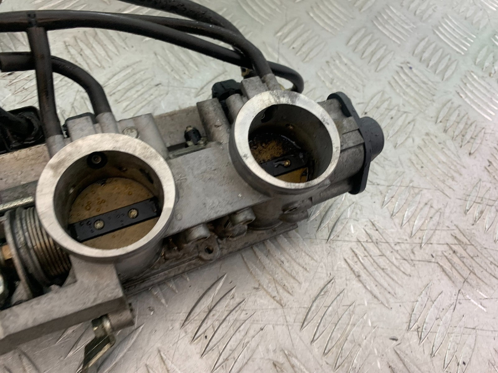 HONDA CBR1100 BLACKBIRD THROTTLE BODIES  YEAR 1999-2005 (CMB1232)
