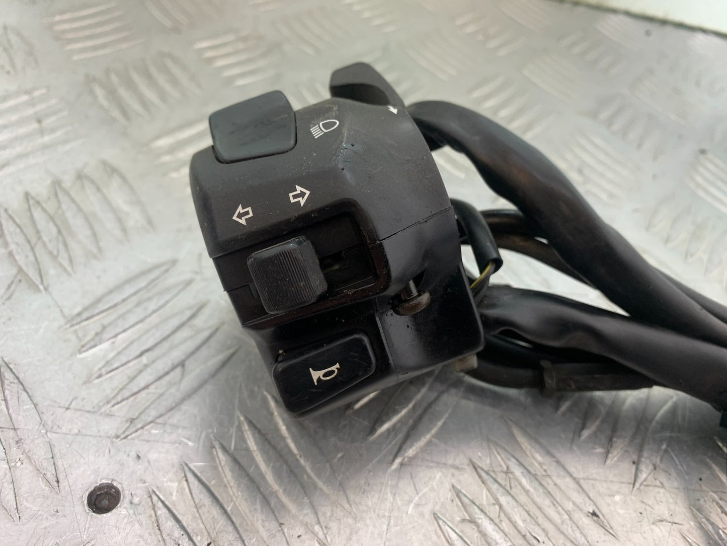 SUZUKI GSF600 GSF 600 BANDIT LEFT SWITCH GEAR   2000-2004 (CMB1269)