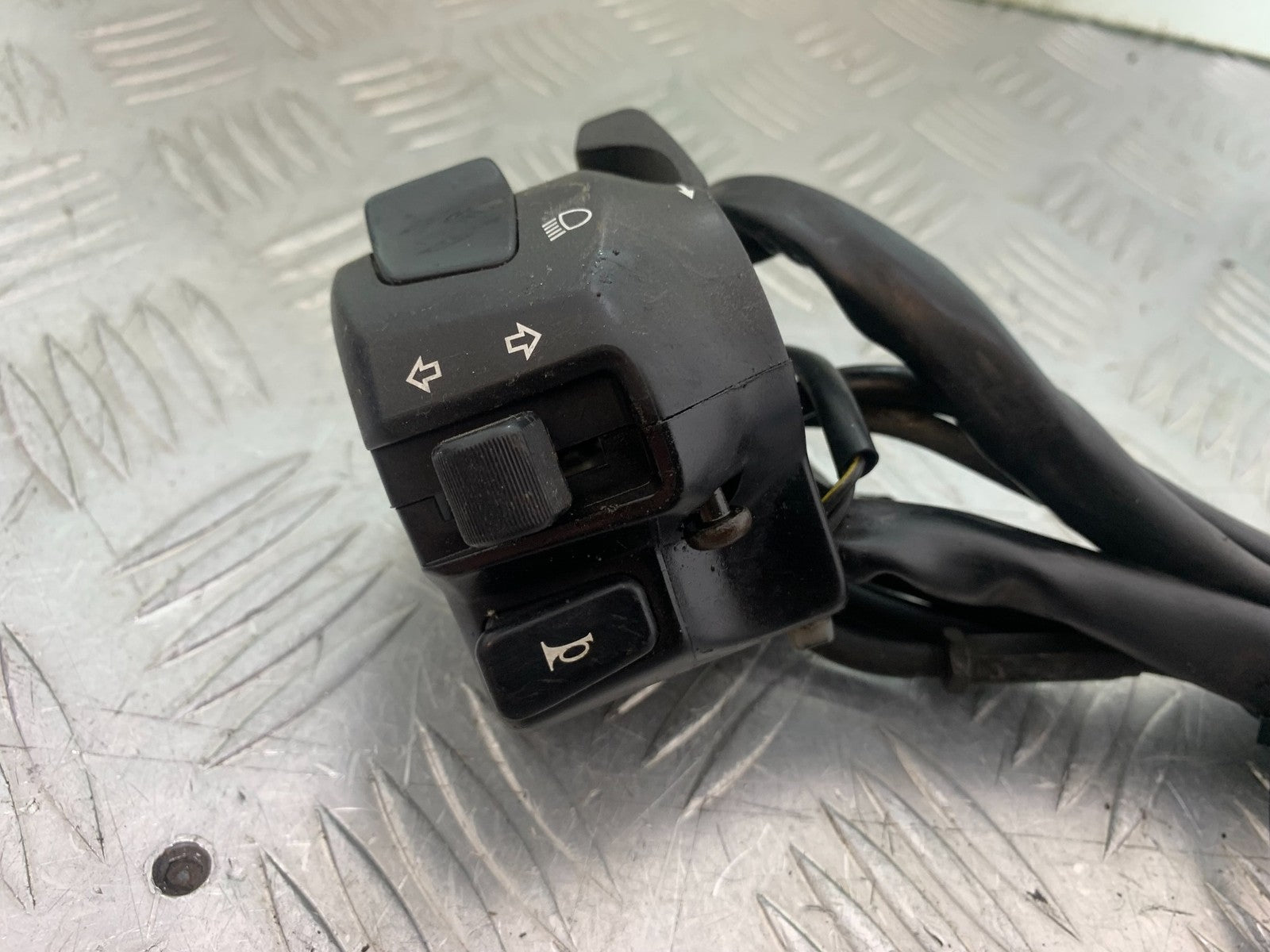 SUZUKI GSF600 GSF 600 BANDIT LEFT SWITCH GEAR   2000-2004 (CMB1269)