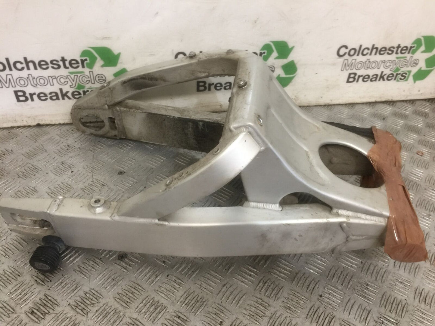 YAMAHA R6 5EB SWINGARM   YEAR 1999-2002 (STOCK 891)