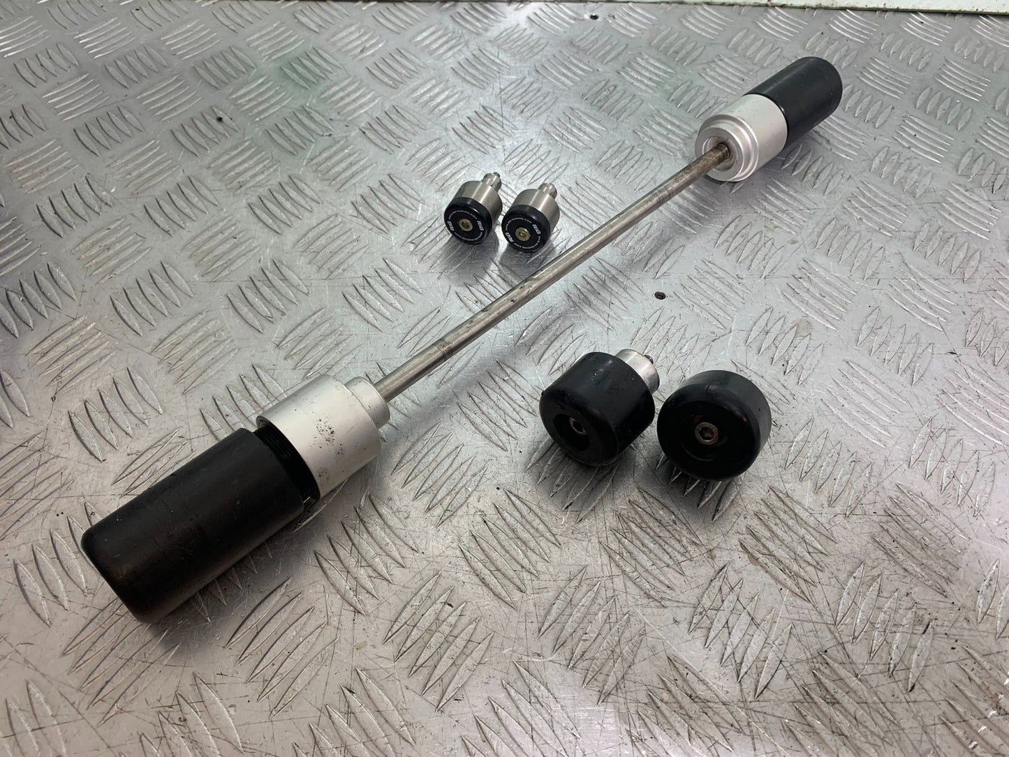 SUZUKI SV1000 SV 1000 S CRASH PROTECTORS AND BOBBINS  YEAR 2003-2007 (CMB1293)