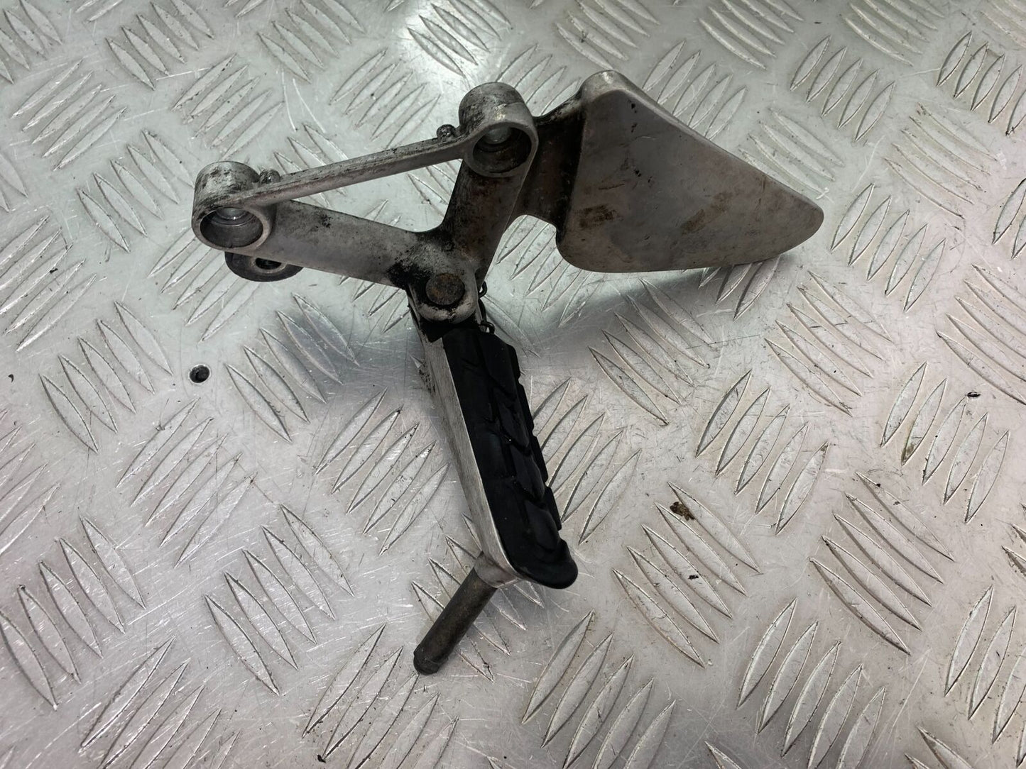 HONDA CBR1100 BLACKBIRD FRONT LEFT HANGER  YEAR 1999-2005 (CMB1103)