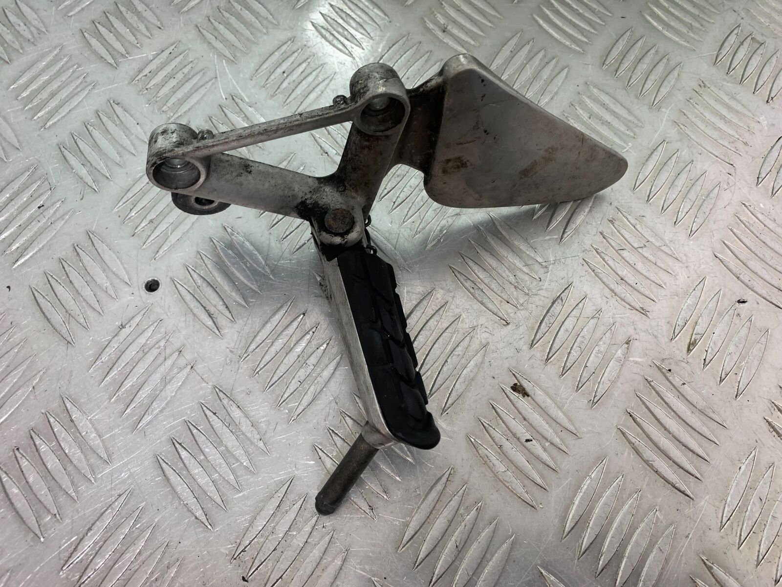 HONDA CBR1100 BLACKBIRD FRONT LEFT HANGER  YEAR 1999-2005 (CMB1103)