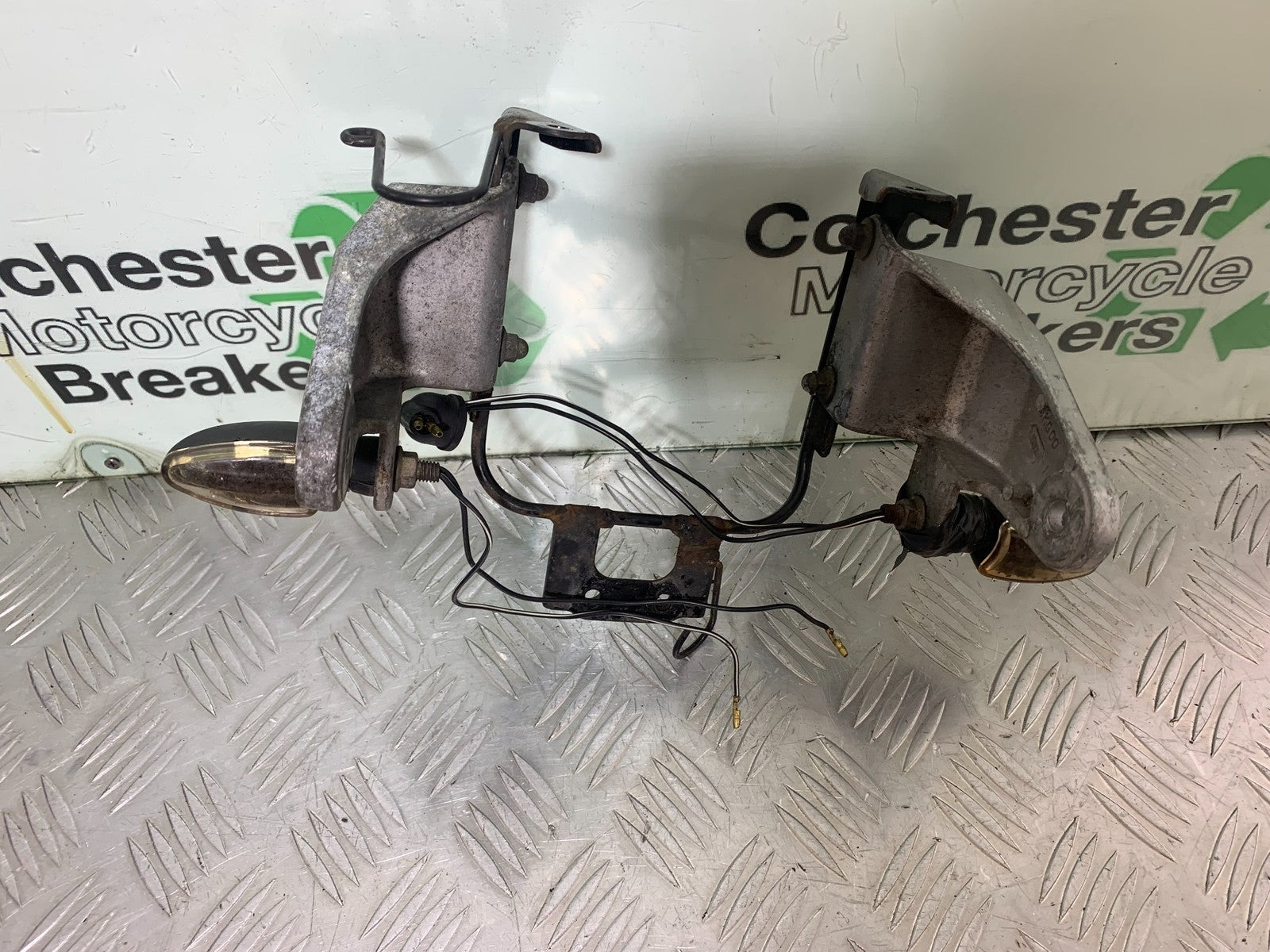 YAMAHA XJR1300 XJR 1300 HEADLIGHT BRACKET   YEAR  1999-2003 (CMB1119)