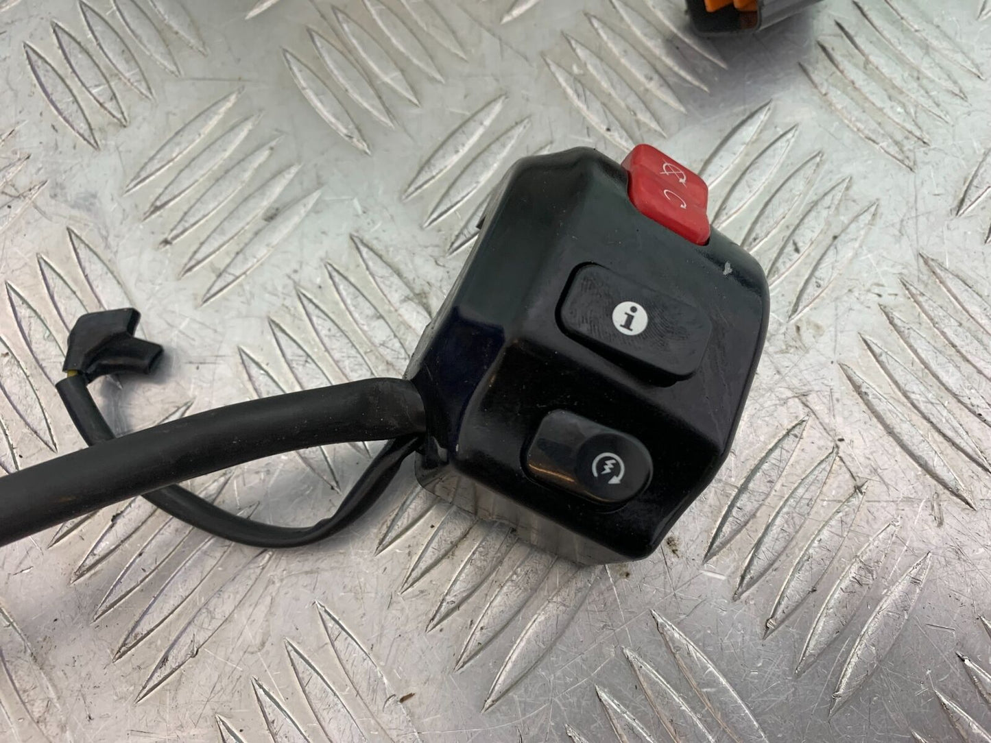 TRIUMPH THUNDERBIRD 1600 RIGHT SWITCH GEAR   YEAR 2011 (CMB1107)