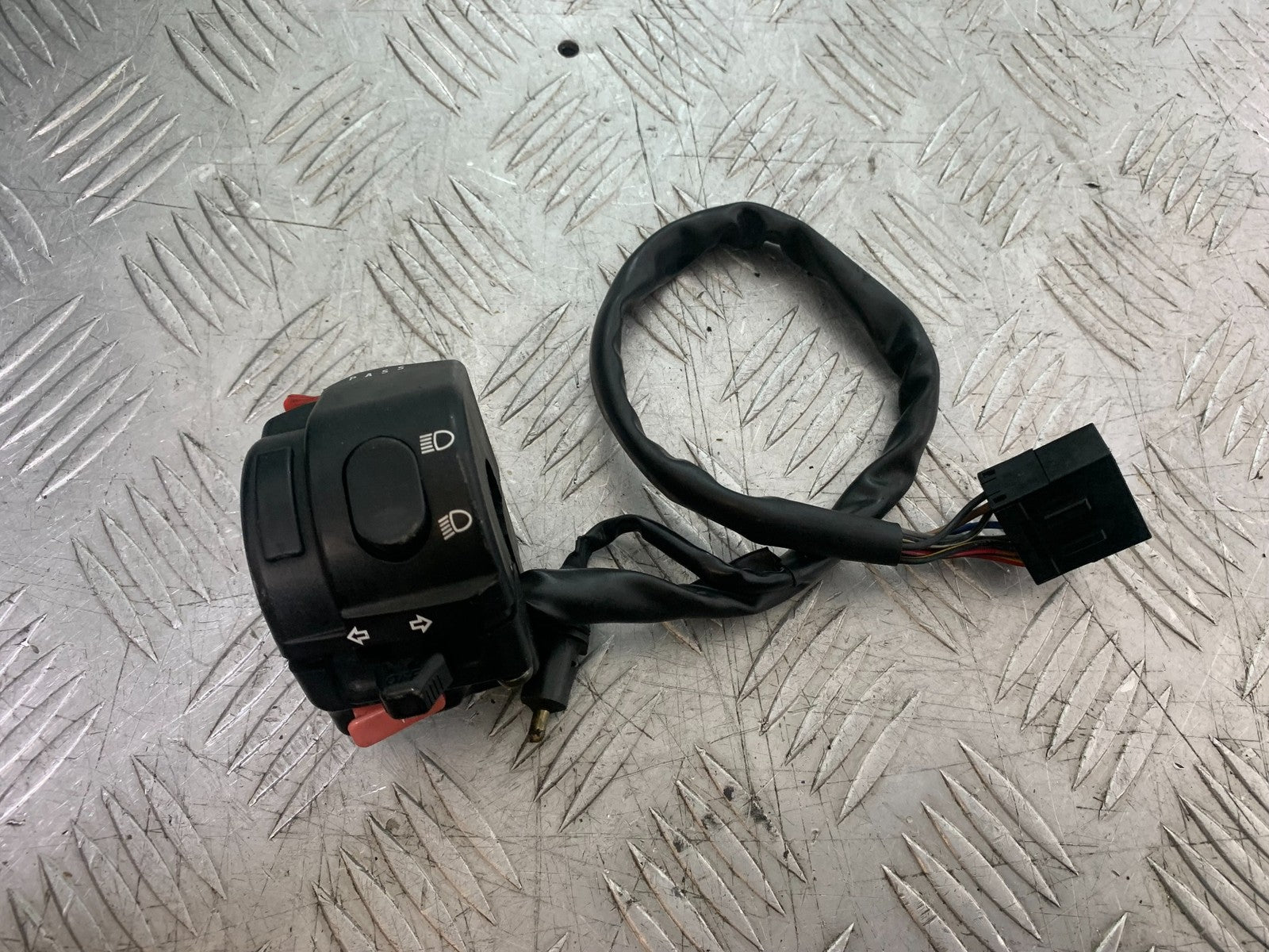 TRIUMPH 1050 SPEED TRIPLE LEFT SWITCH GEAR   YEAR 2005-2007 (CMB1322)