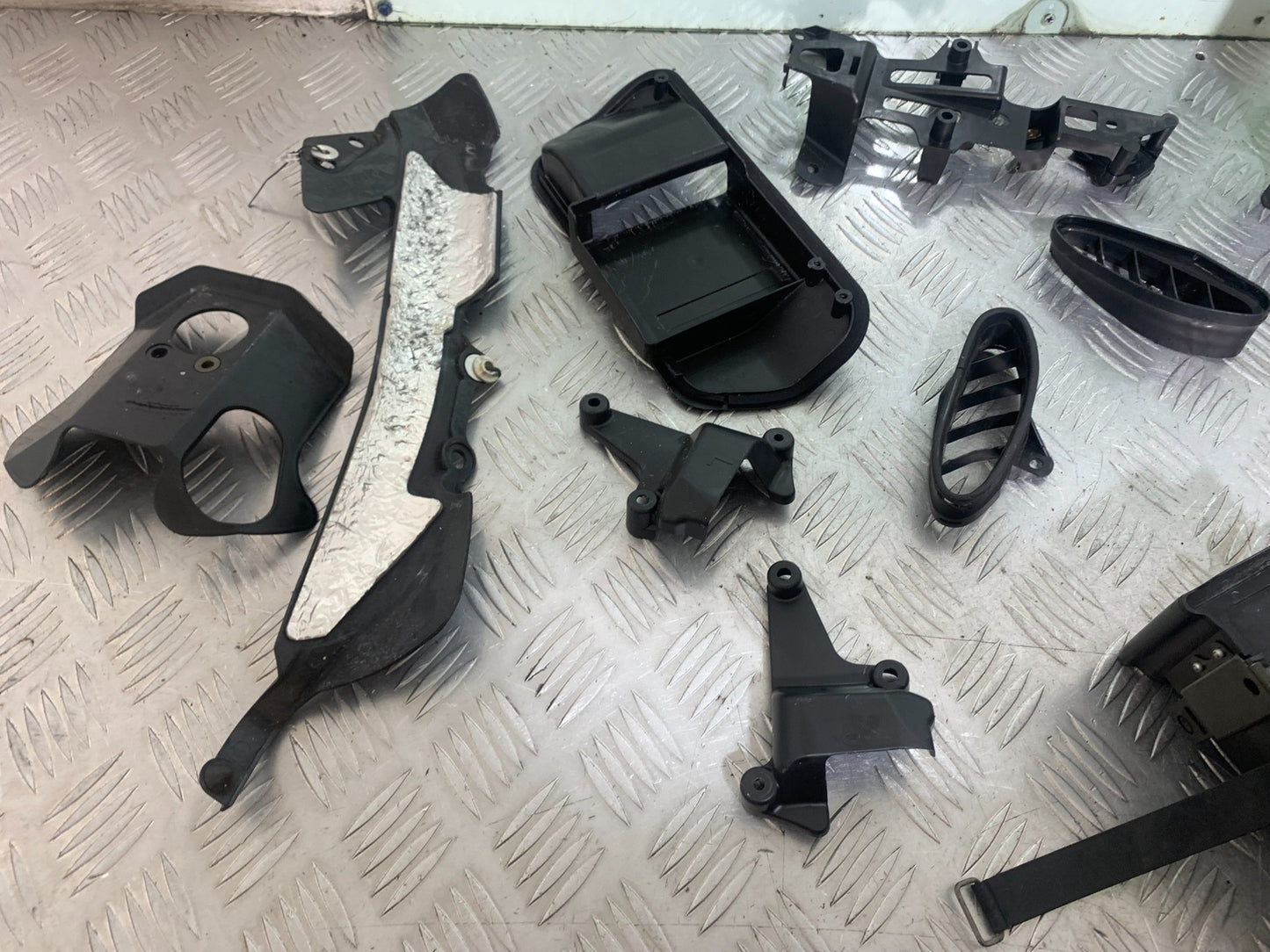 YAMAHA YZF R1 INFILL PANELS  YEAR 2004-2006 (CMB1155)