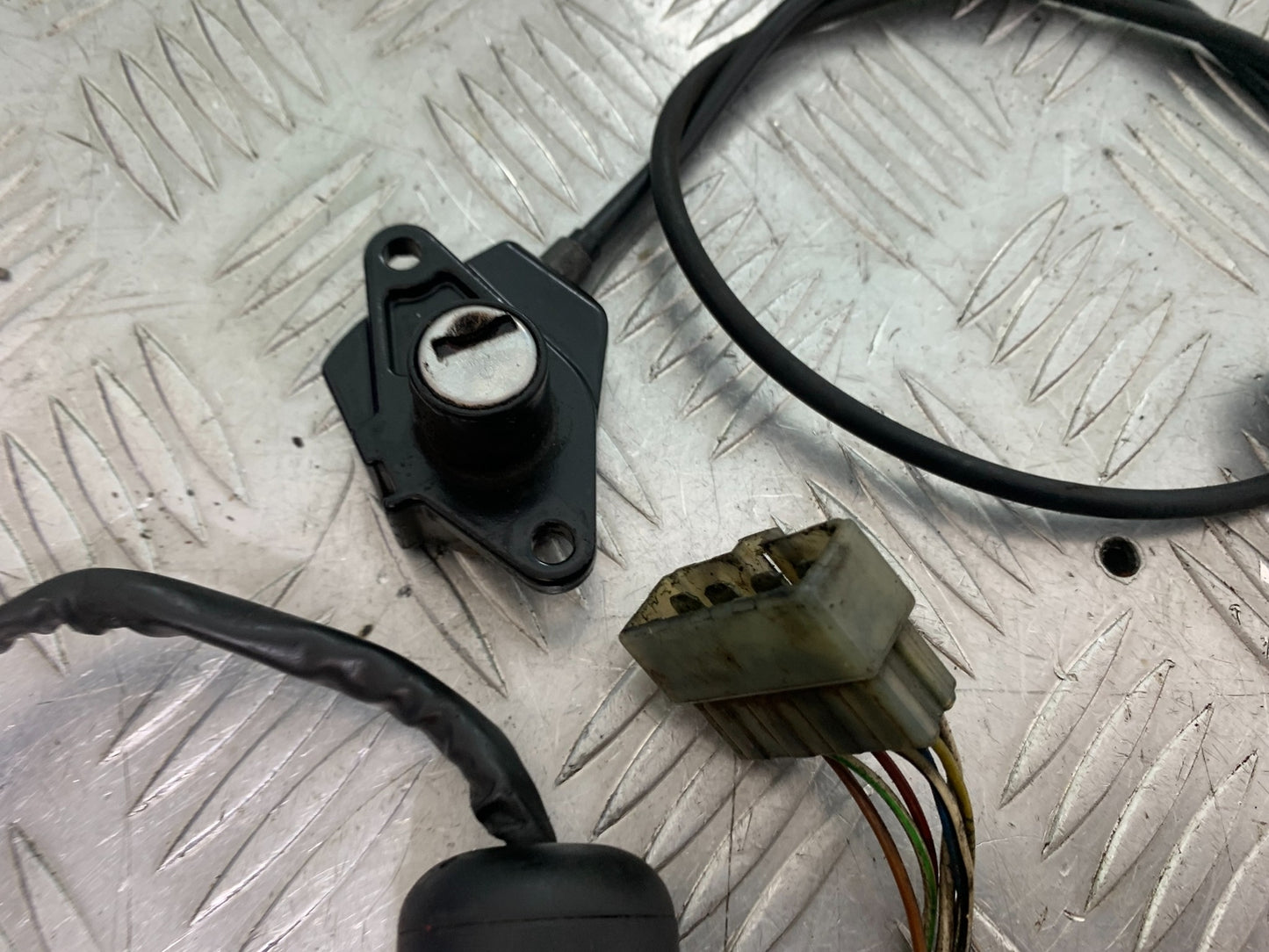 TRIUMPH T509 SPEED TRIPLE IGNITION SWITCH SEAT LOCK KEY YEAR 1997-1998 (CMB1144)