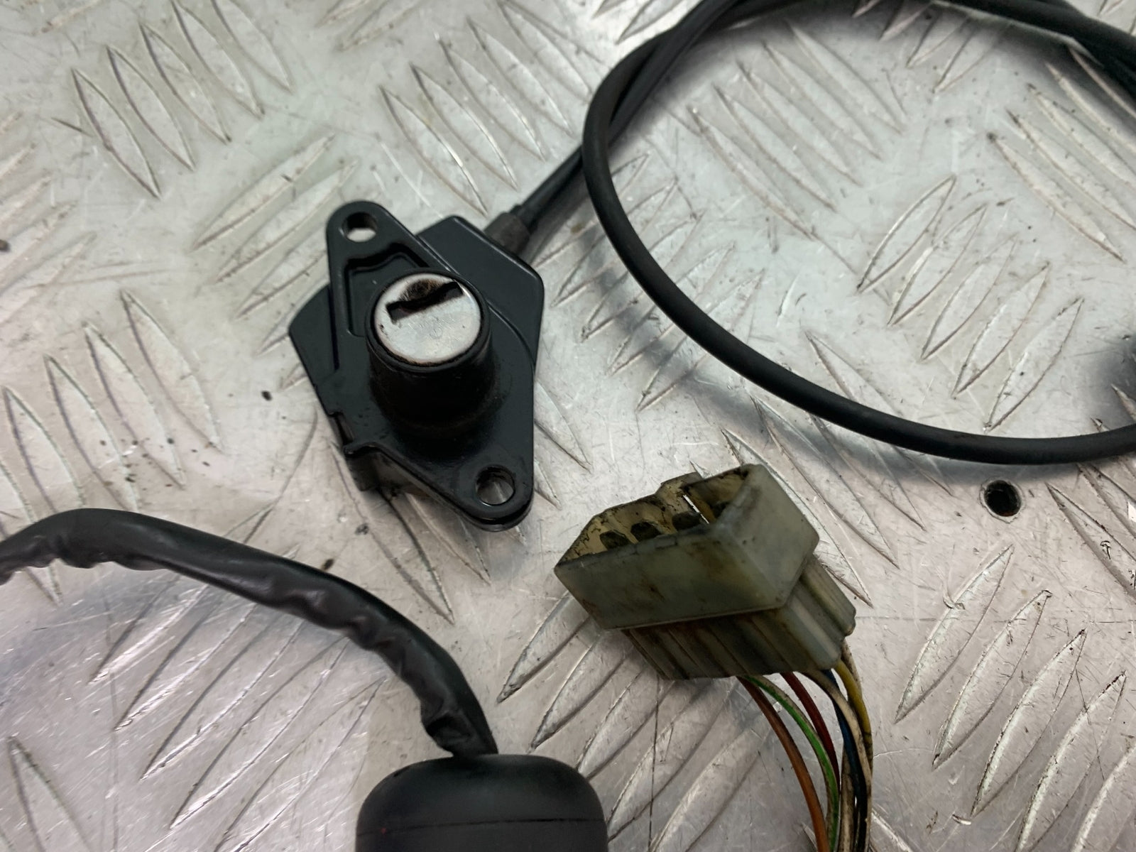 TRIUMPH T509 SPEED TRIPLE IGNITION SWITCH SEAT LOCK KEY YEAR 1997-1998 (CMB1144)