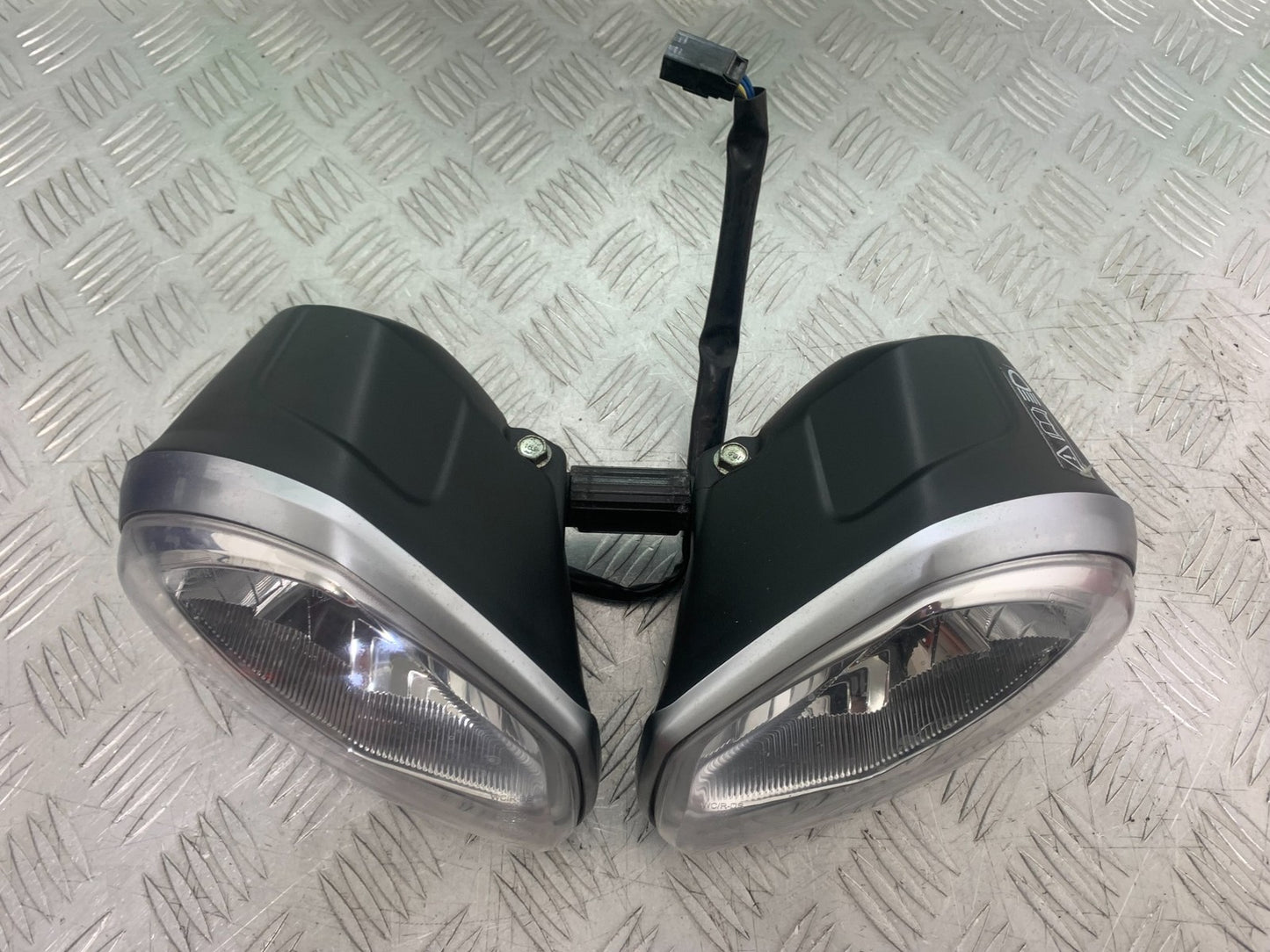 TRIUMPH 675 STREET TRIPLE RX HEADLIGHT   2015- 2017 (CMB1299)