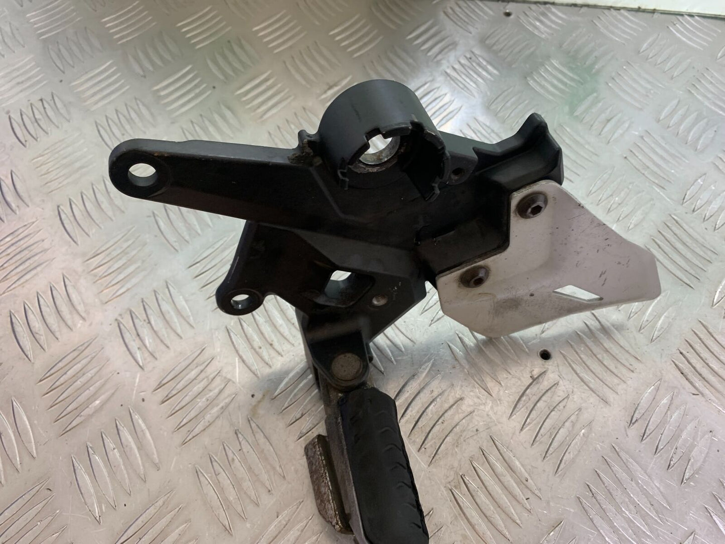 KAWASAKI NINJA 650 FRONT LEFT HANGER YEAR 2017-2019 (CMB1018)