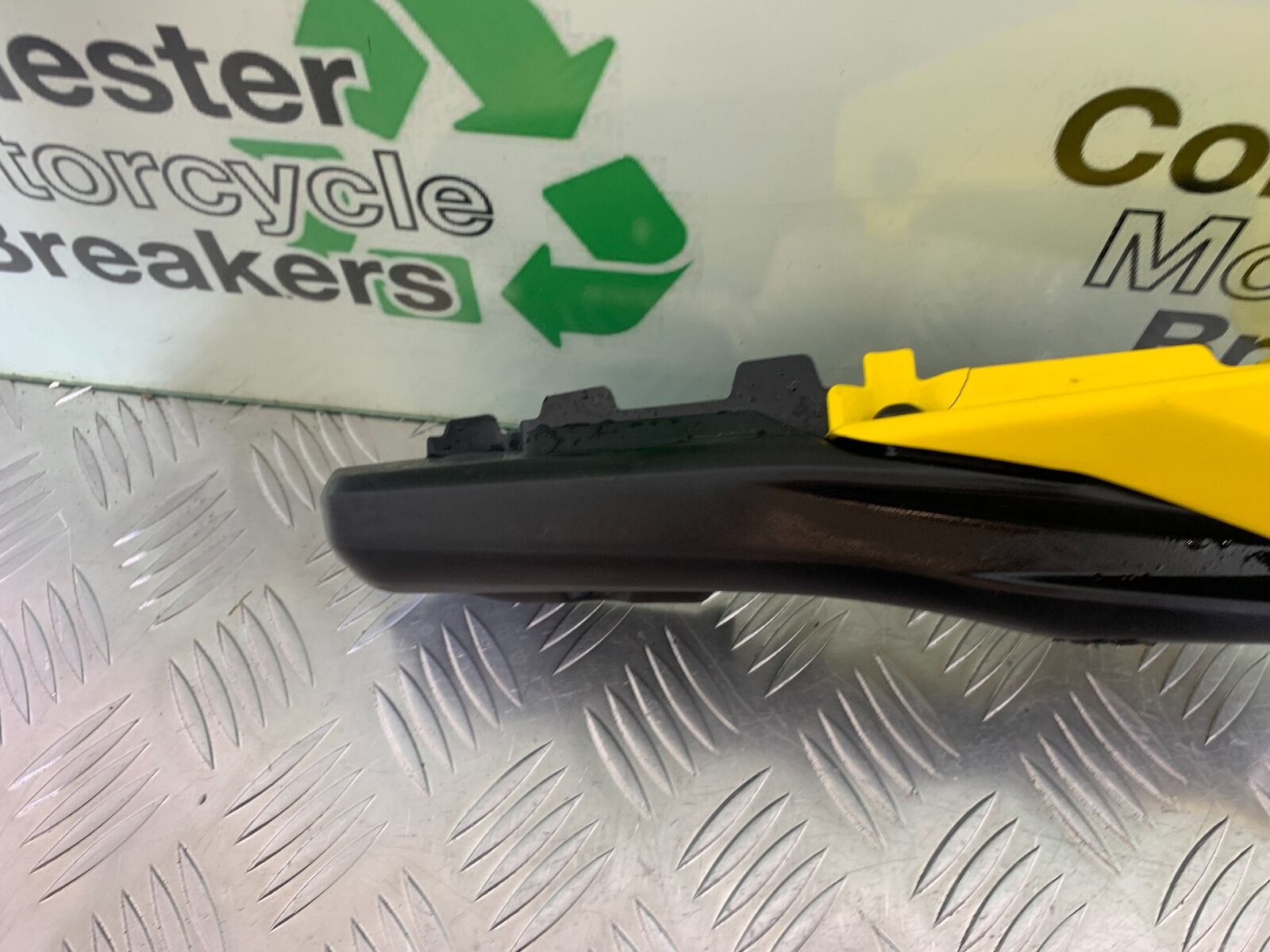 YAMAHA MT09 MT-09 RIGHT SEAT PANEL YEAR 2013-2016  (STOCK 997)