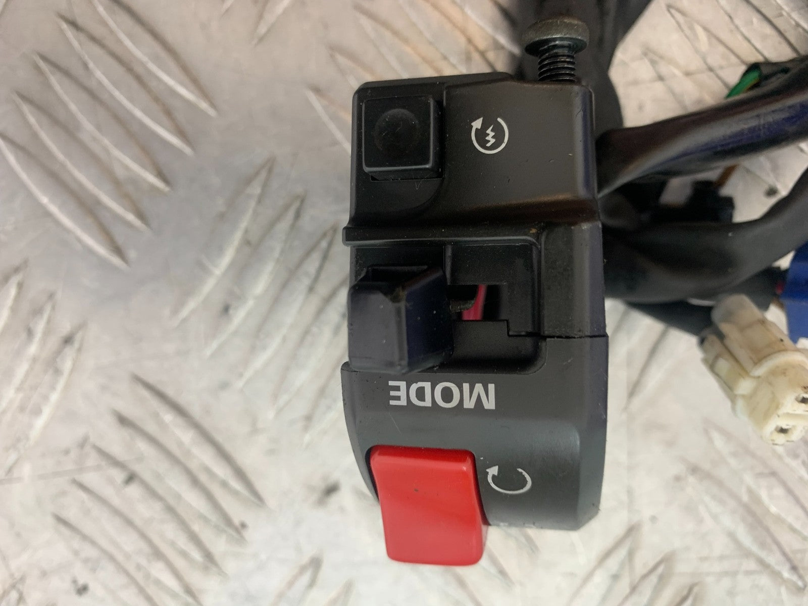 YAMAHA YZF R1 14 B BIG BANG RIGHT SWITCH GEAR   2009-14 (CMB1175)