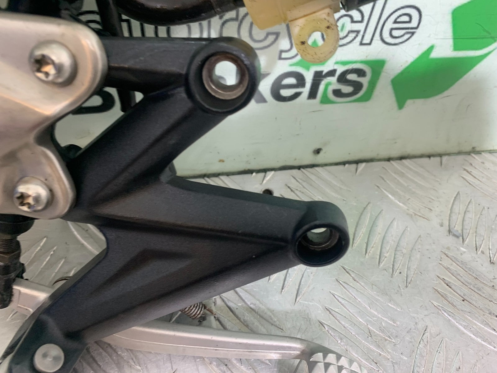 TRIUMPH 675 STREET TRIPLE R FRONT RIGHT HANGER PEG LEVER  YEAR 2013 - 2(CMB1221)