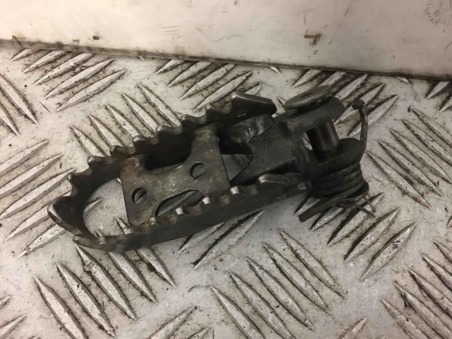 SUZUKI DRZ400 DRZ 400 FRONT LEFT PEG  YEAR 2003 (STOCK 372)