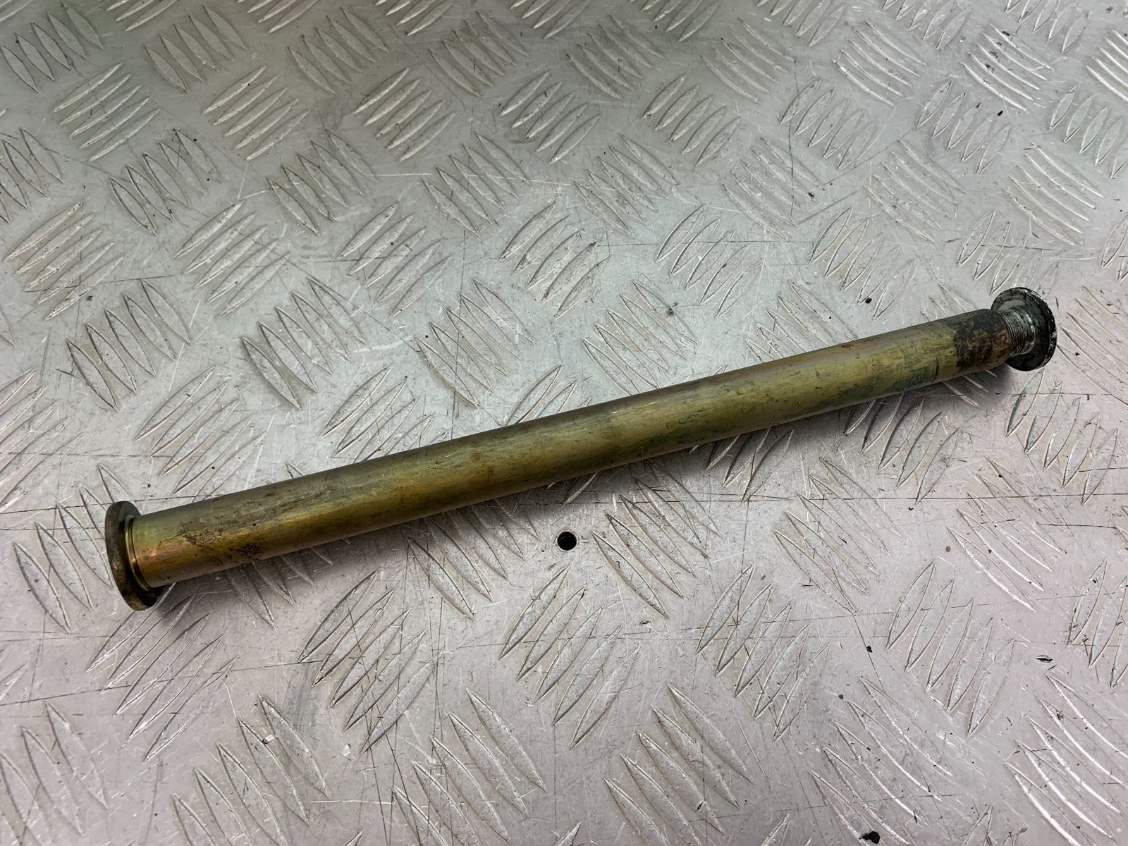 TRIUMPH 955i SPRINT ST SWINGARM SPINDLE  YEAR 1999-04 (CMB1230)