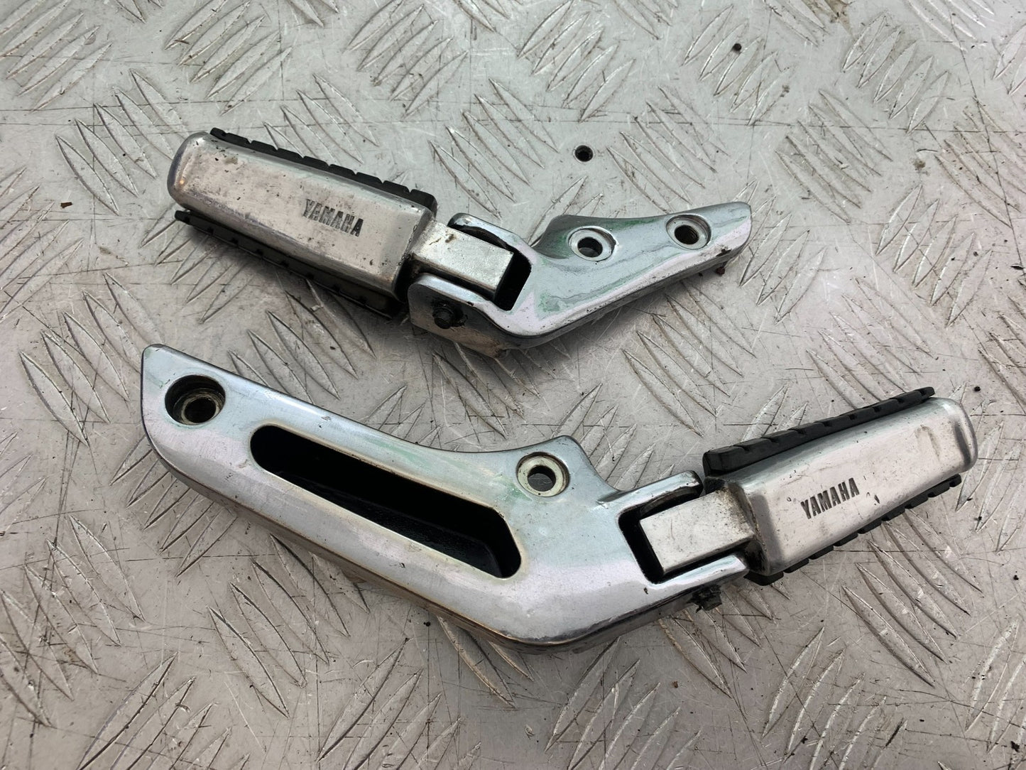 YAMAHA XV1100 XV 1100 VIRAGO REAR HANGERS AND PEGS   1990-1999 (CMB1243)