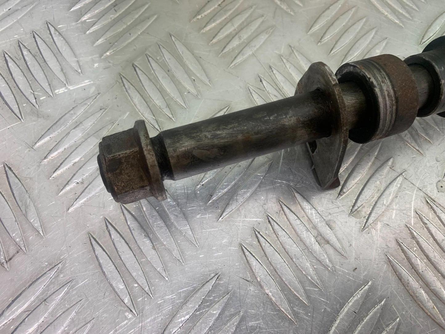 SUZUKI GSF650 GSF 650 REAR WHEEL SPINDLE   YEAR 2007-2009  (CMB1161)
