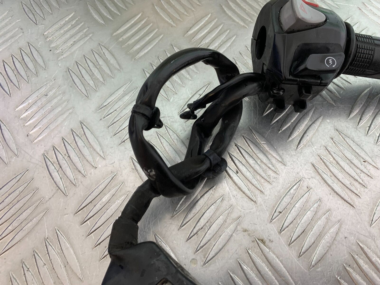 HONDA CBR500R CBR 500 R RIGHT SWITCH GEAR YEAR 2012-16 (CMB1048)
