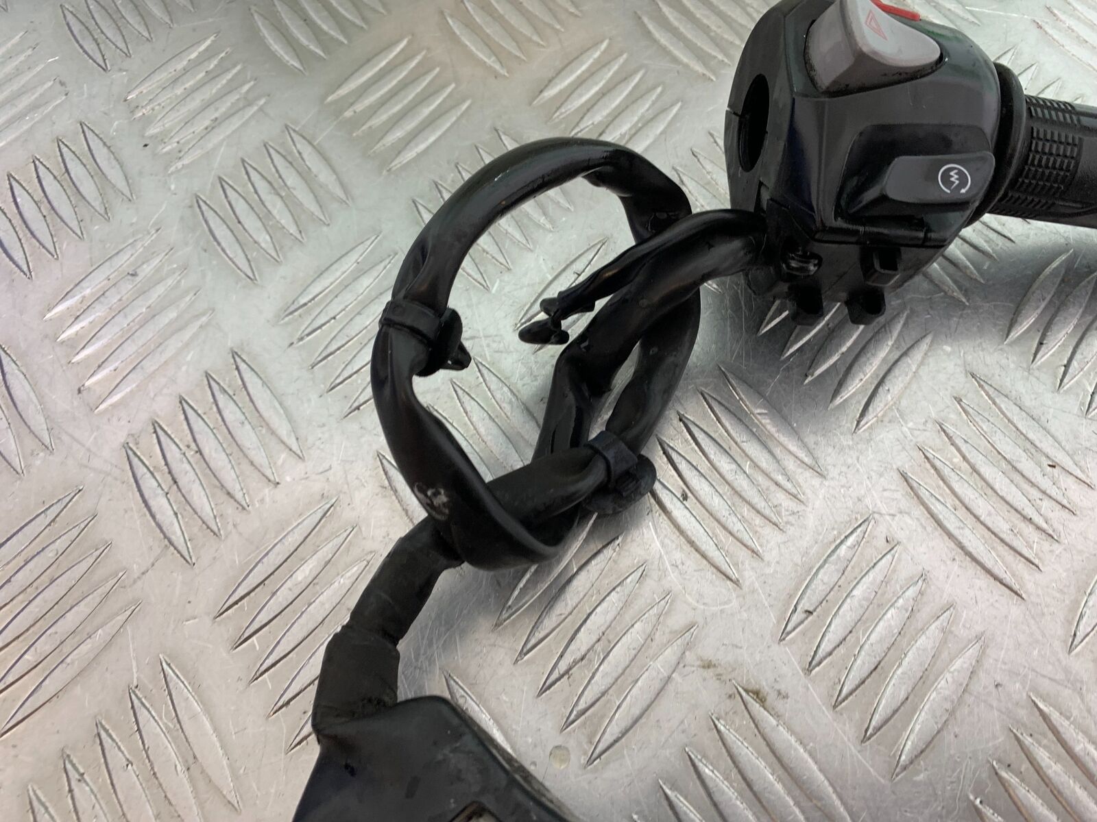 HONDA CBR500R CBR 500 R RIGHT SWITCH GEAR YEAR 2012-16 (CMB1048)