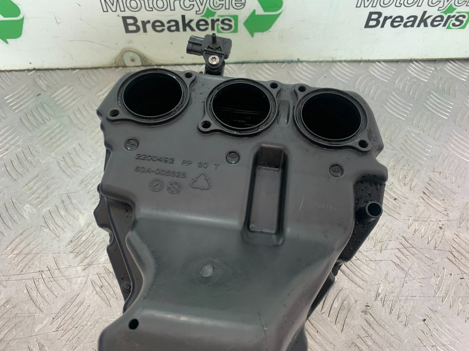 TRIUMPH 675 STREET TRIPLE R AIRBOX  YEAR 2013 - 2016 (CMB1221)