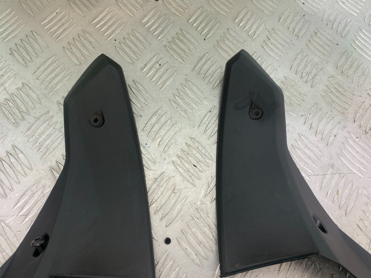 TRIUMPH 1050 SPRINT ST LEFT & RIGHT INNER TOP INFILLS   YEAR 2004-2007 (CMB1197)