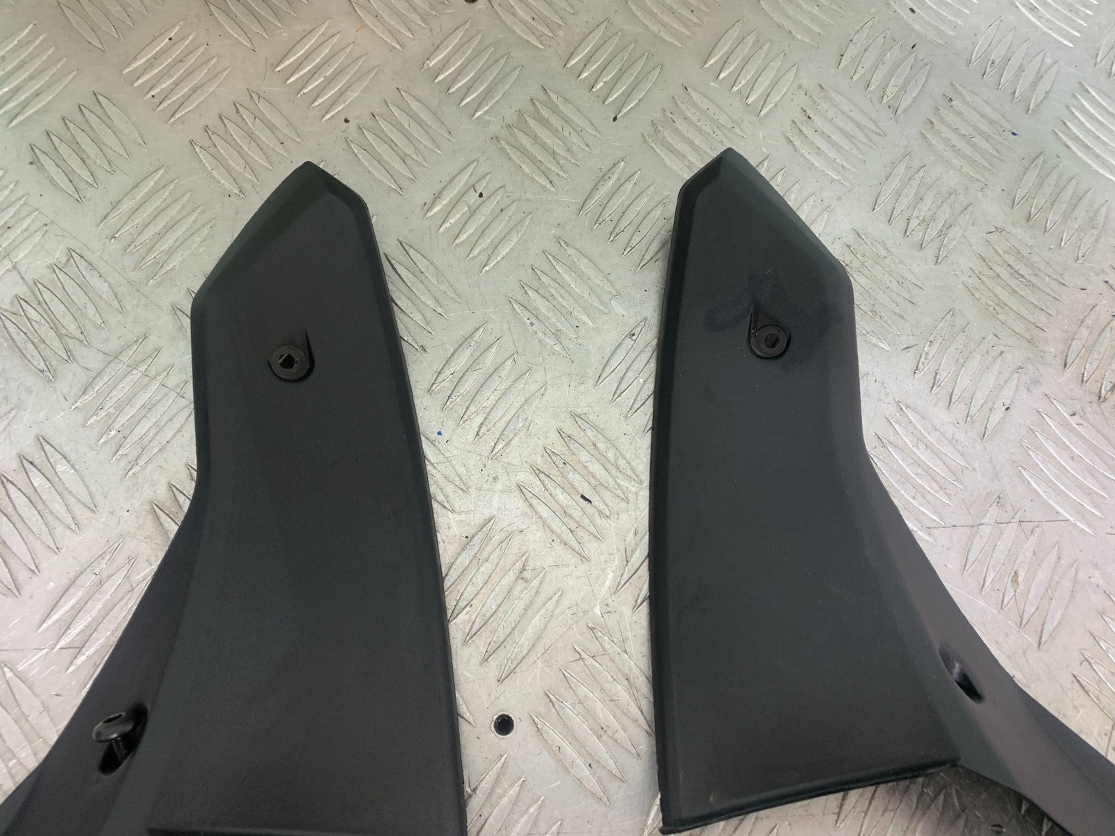 TRIUMPH 1050 SPRINT ST LEFT & RIGHT INNER TOP INFILLS   YEAR 2004-2007 (CMB1197)
