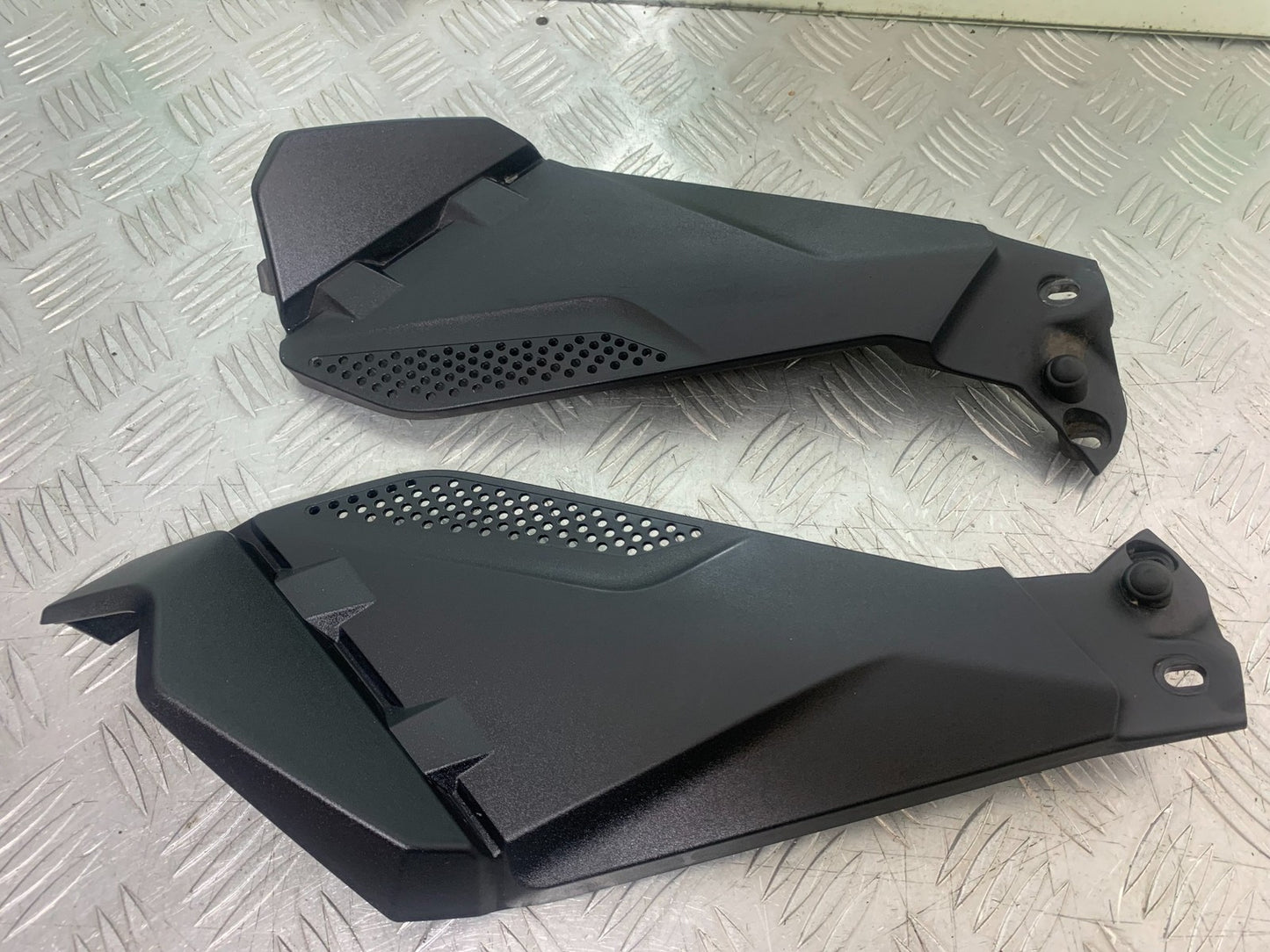 BMW R1200 R 1200 GS LEFT & RIGHT TANK PANELS    YEAR 2013-2016 (CMB1257)