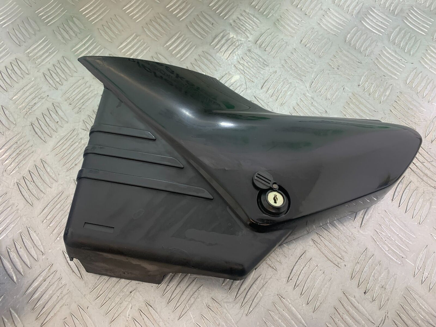 YAMAHA YBR125 YBR 125 LEFT SEAT PANEL  YEAR 2005-2007 (CMB1109)