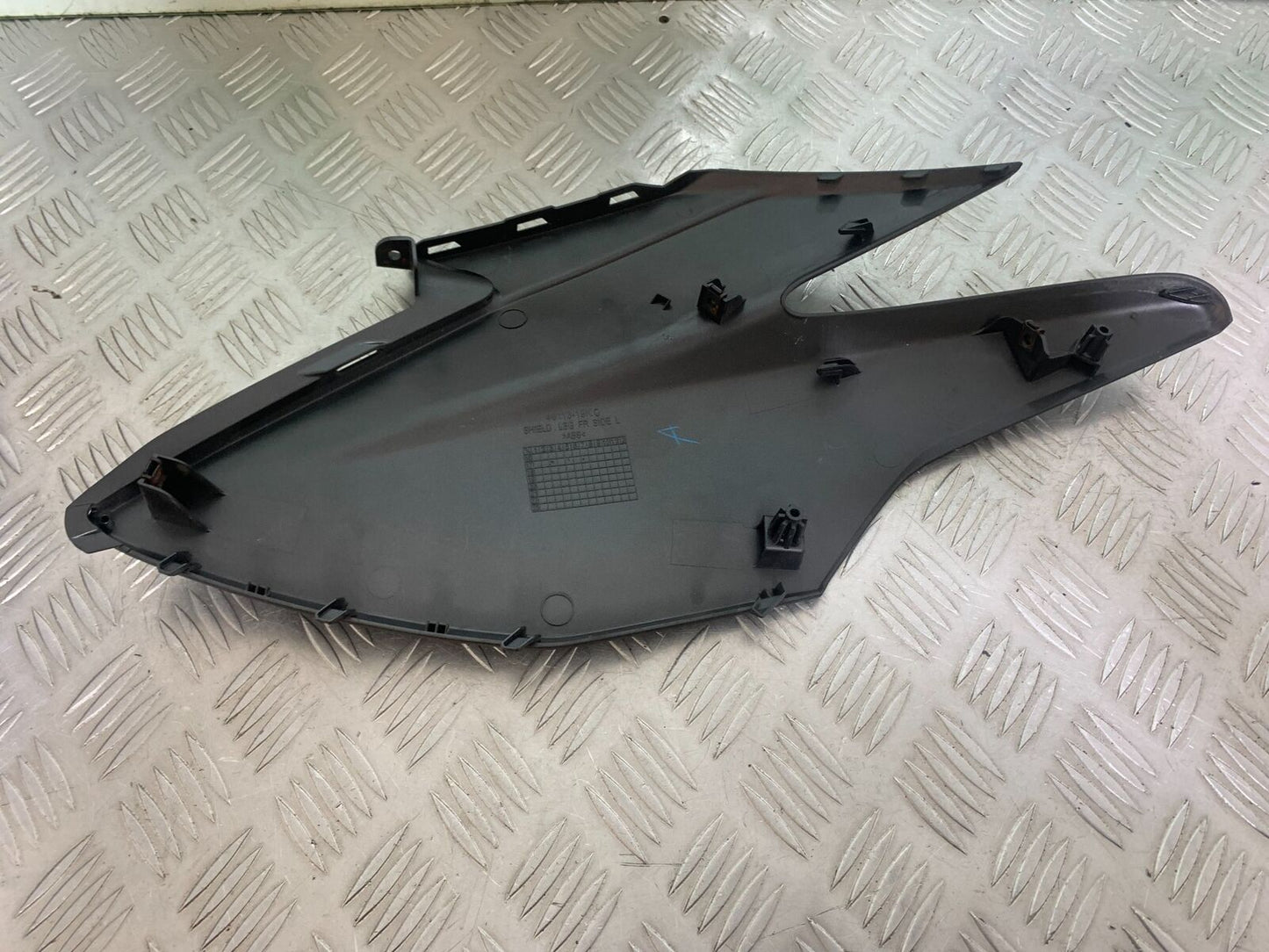 SUZUKI AN400 AN 400 BURGMAN SIDE COVER  YEAR 2017-2024 (CMB1118)