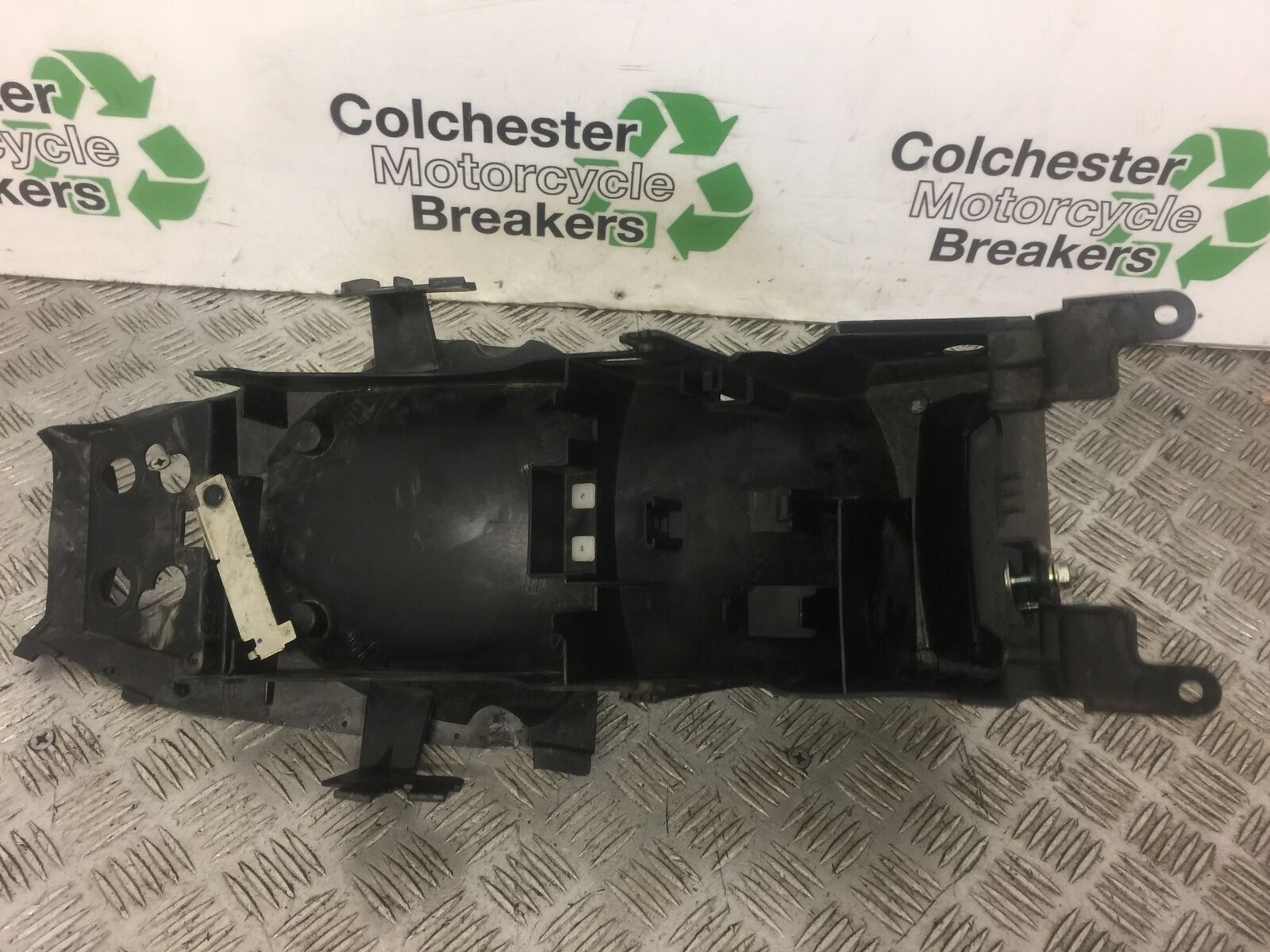 YAMAHA XJ6 XJ6-S UNDERTRAY  YEAR 2010 (STOCK 383)