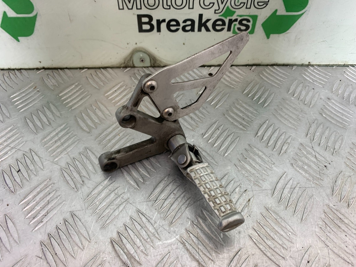 TRIUMPH 955i DAYTONA FRONT LEFT HANGER AND PEG  YEAR 2002-2006 (CMB1229)
