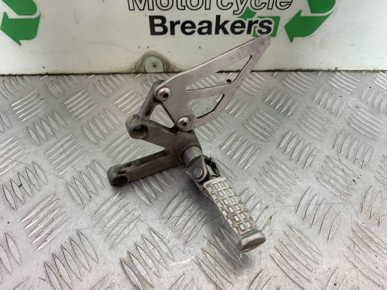 TRIUMPH 955i DAYTONA FRONT LEFT HANGER AND PEG  YEAR 2002-2006 (CMB1229)